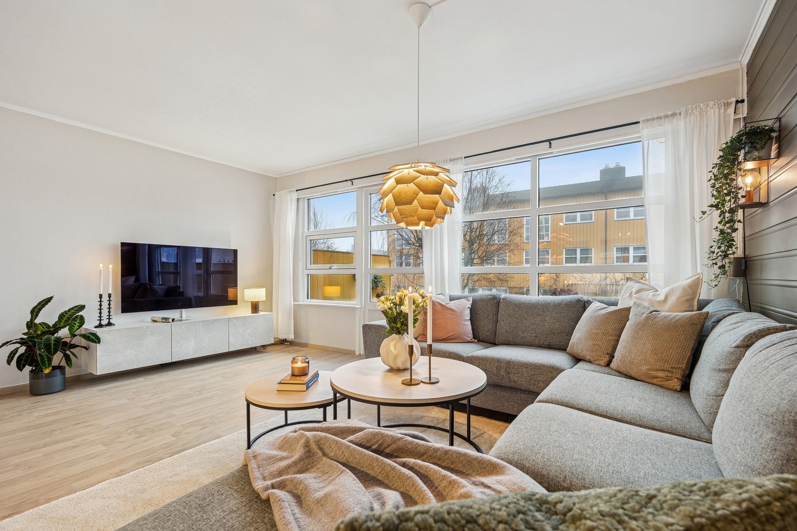 1.etasje består av romslig stue med peisovn og utgang til solrik terrasse og hage, kjøkken samt ett soverom. Galleribilde