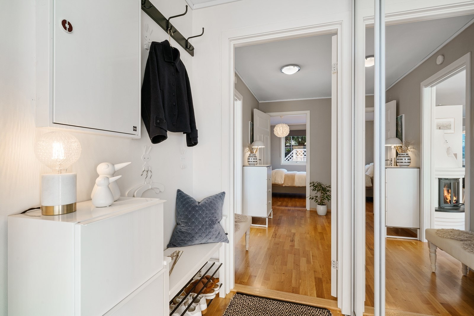 Lys og moderne entrè med plass for oppheng på knaggrekke eller i garderobeløsning. Galleribilde