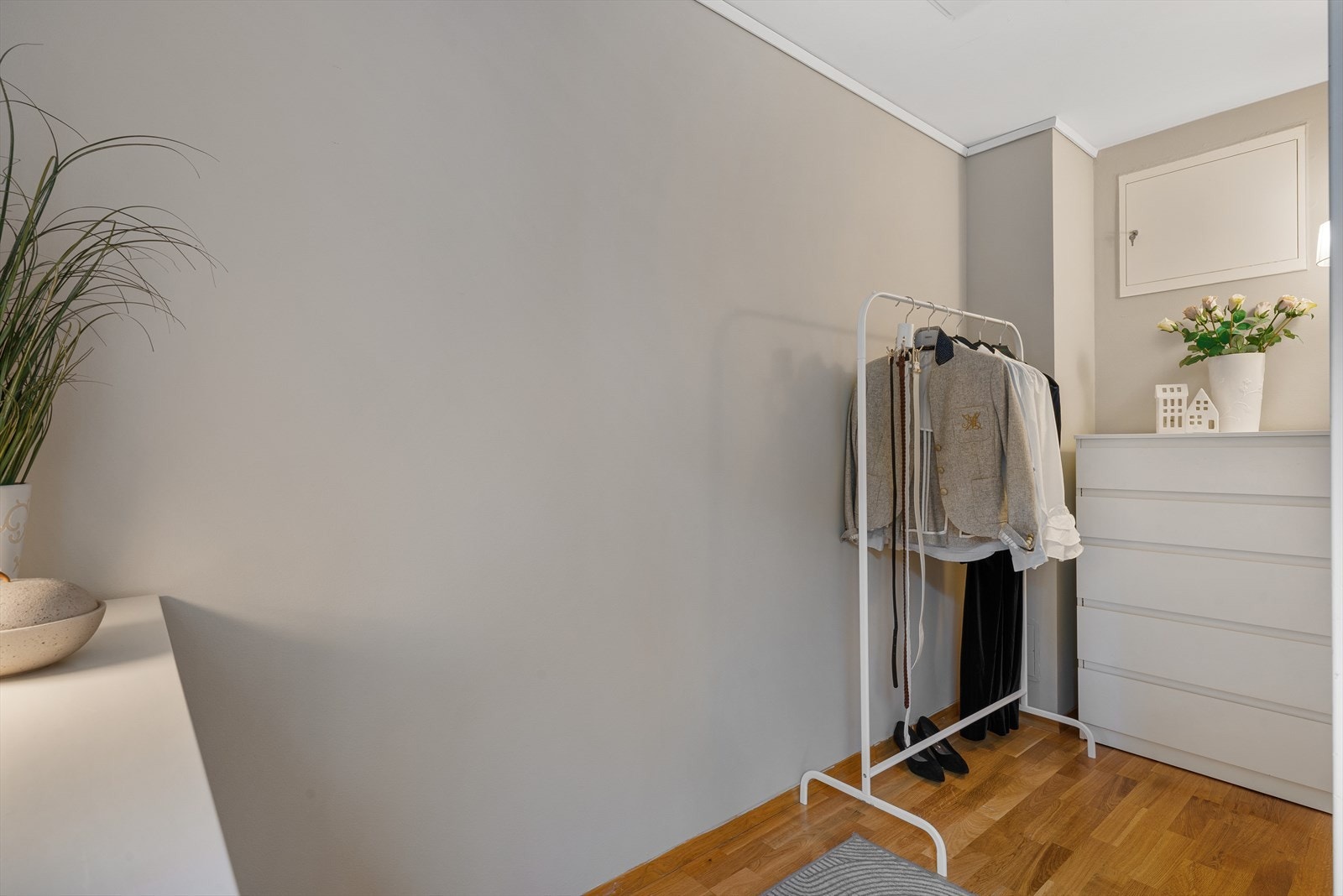 Område med god plass til garderobeløsning på hovedsoverommet. Galleribilde