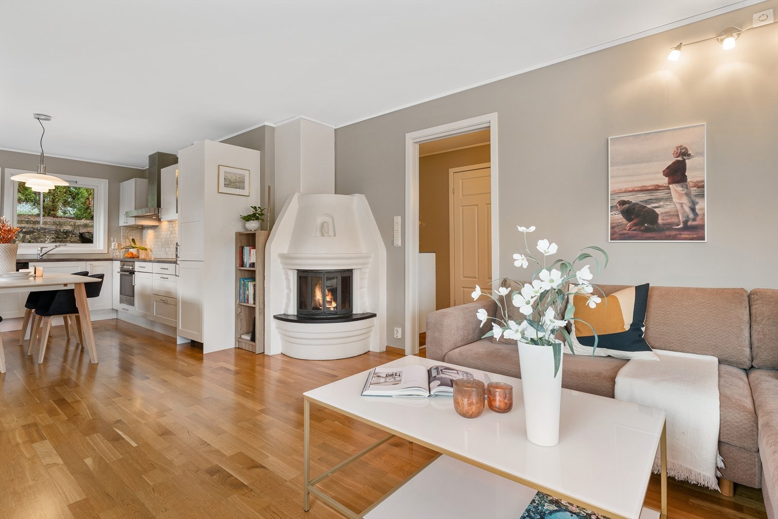 I hjerte av rommet er det et ildsted som varmer godt på kalde høst- og vinterdager. Galleribilde