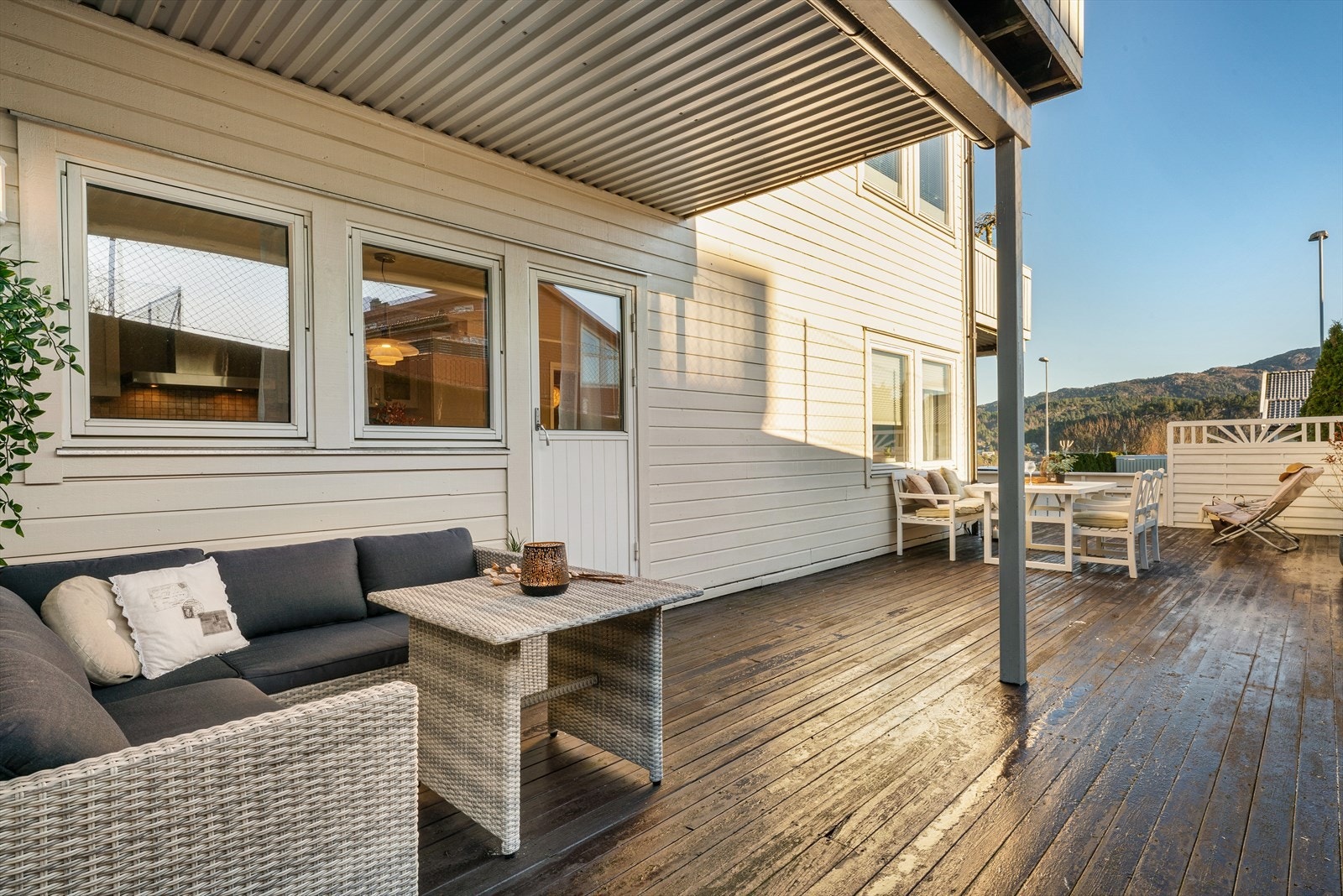 Leiligheten har terrasse rundt alle tre sidene av boligen. Galleribilde