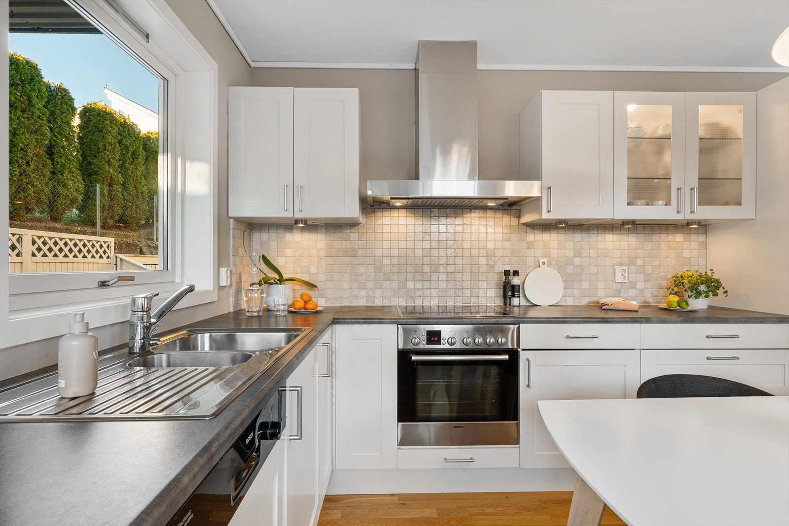 Kjøkkenet har integrerte hvitevarer. Galleribilde