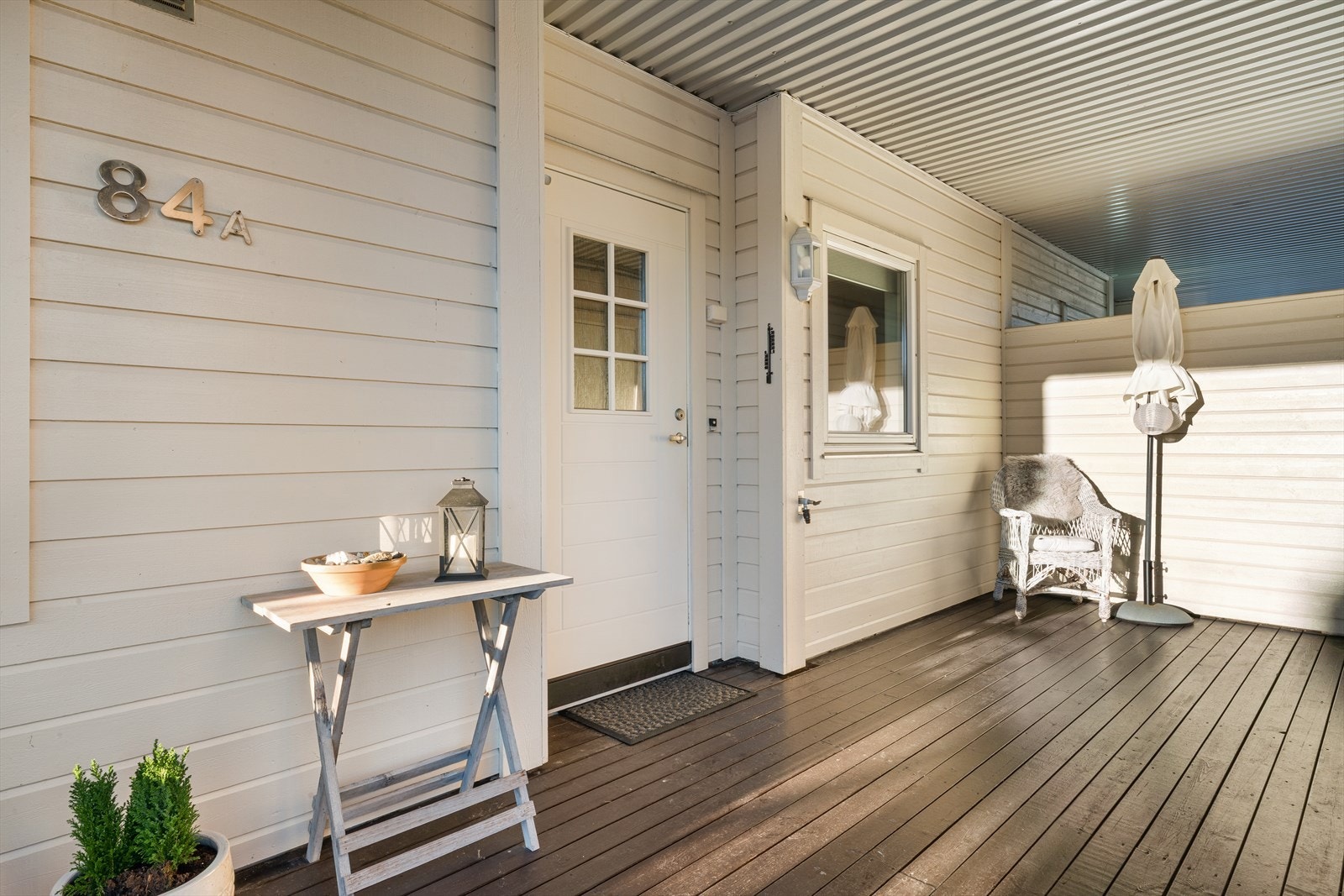 Flott inngangsparti hvor det også er tilkomst til utvendig bod. Galleribilde