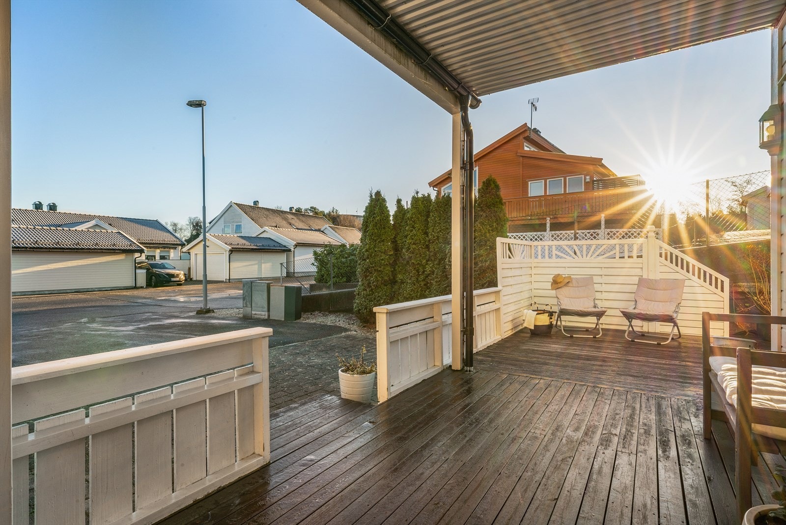 Også ved inngangspartiet er det terrasse. Her viser også parkeringsplassen, hvor det er plass til flere biler tilhørende denne leiligheten. Galleribilde