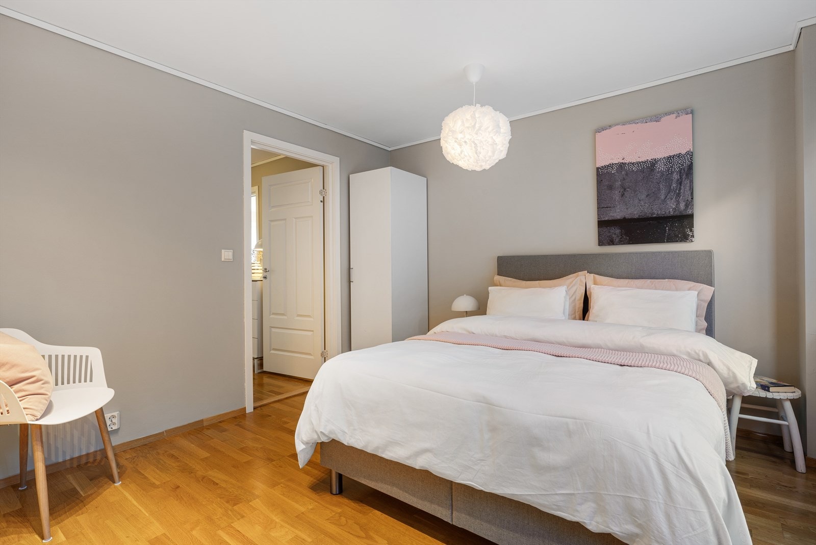 Stort soverom med god plass til dobbeltseng. Galleribilde