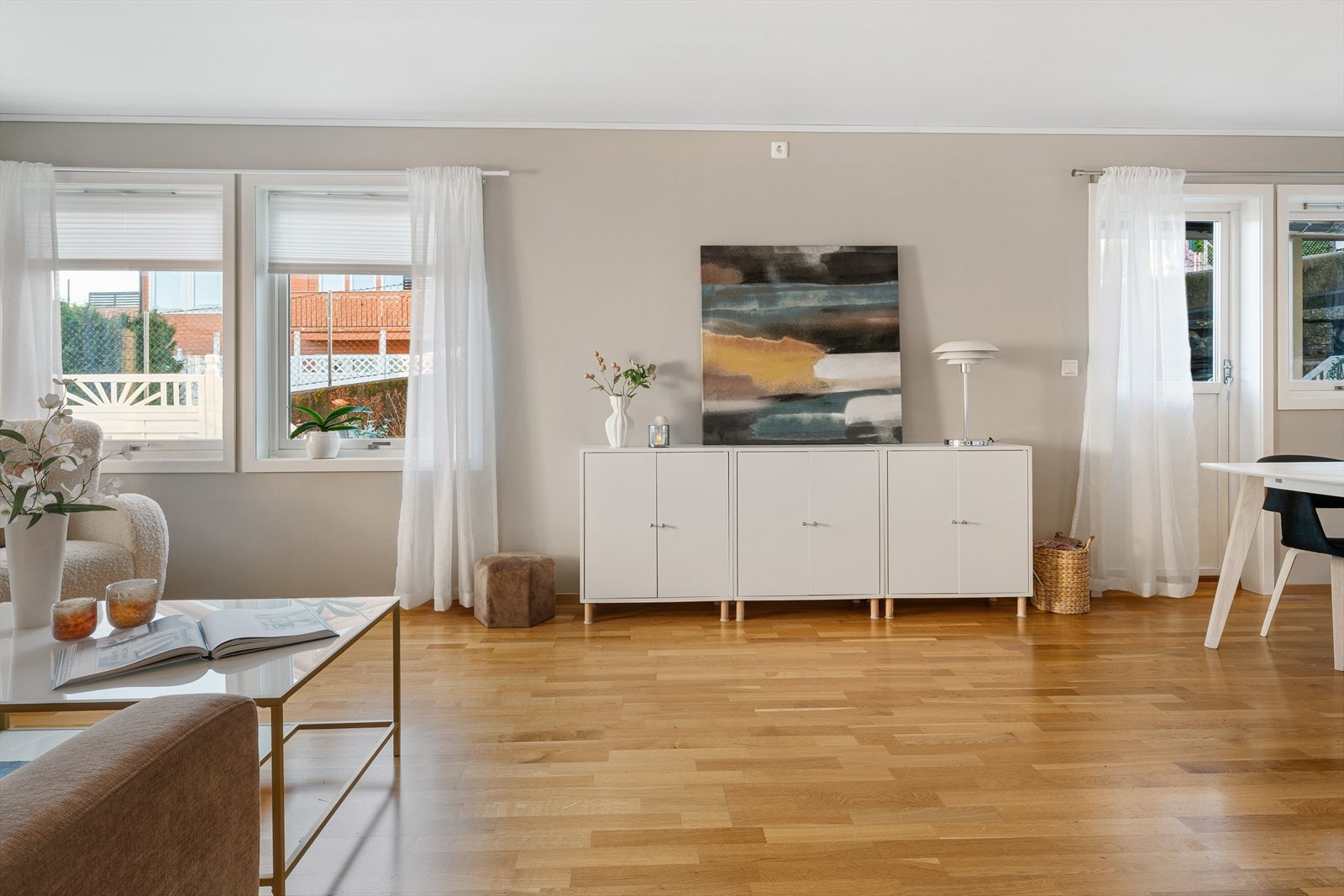 Romslig stue med god planløsning. Her er det god plass til sofagruppe, samt sposebord. Galleribilde