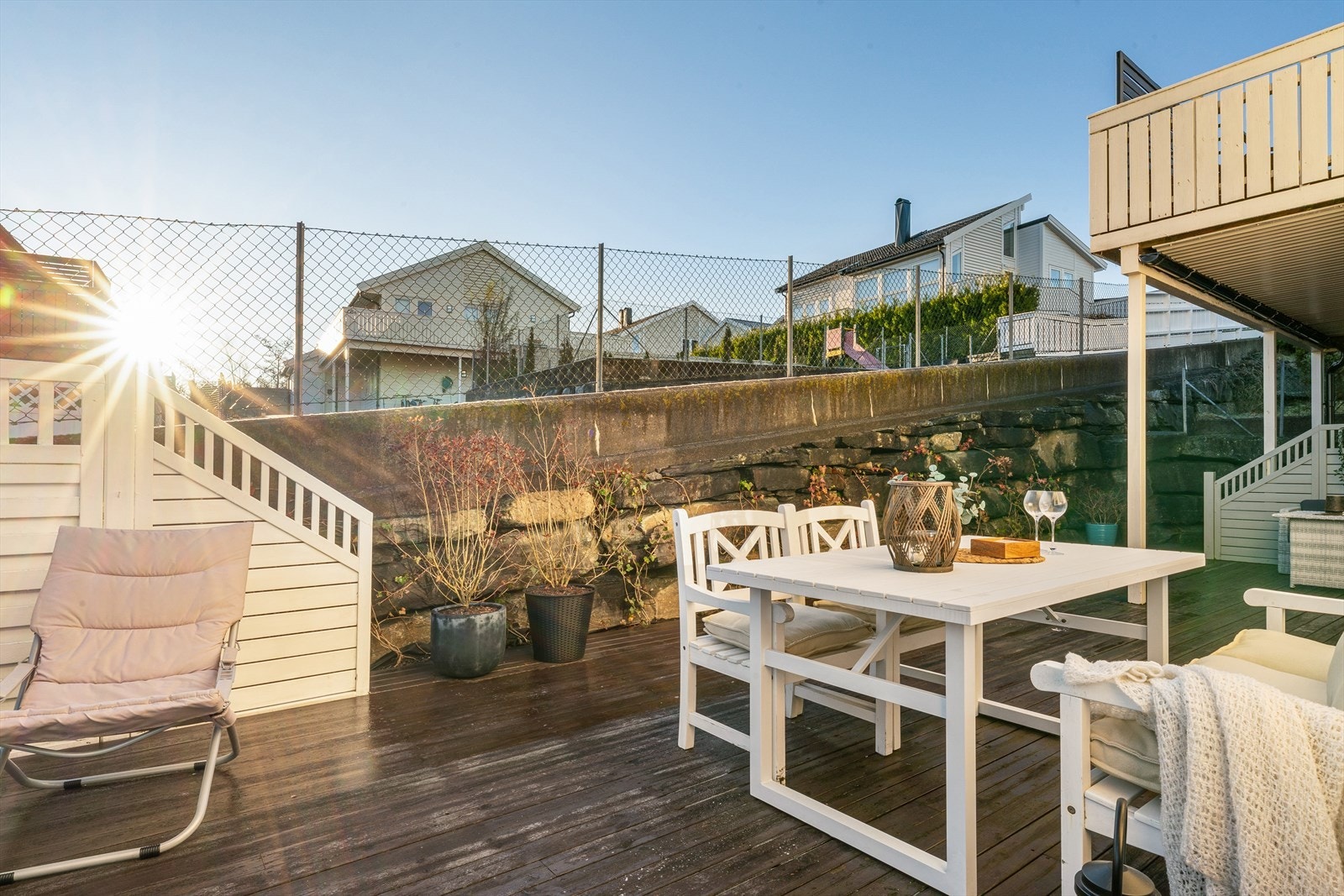 Stort uteareal med flere soner og møbleringsmåter. Galleribilde