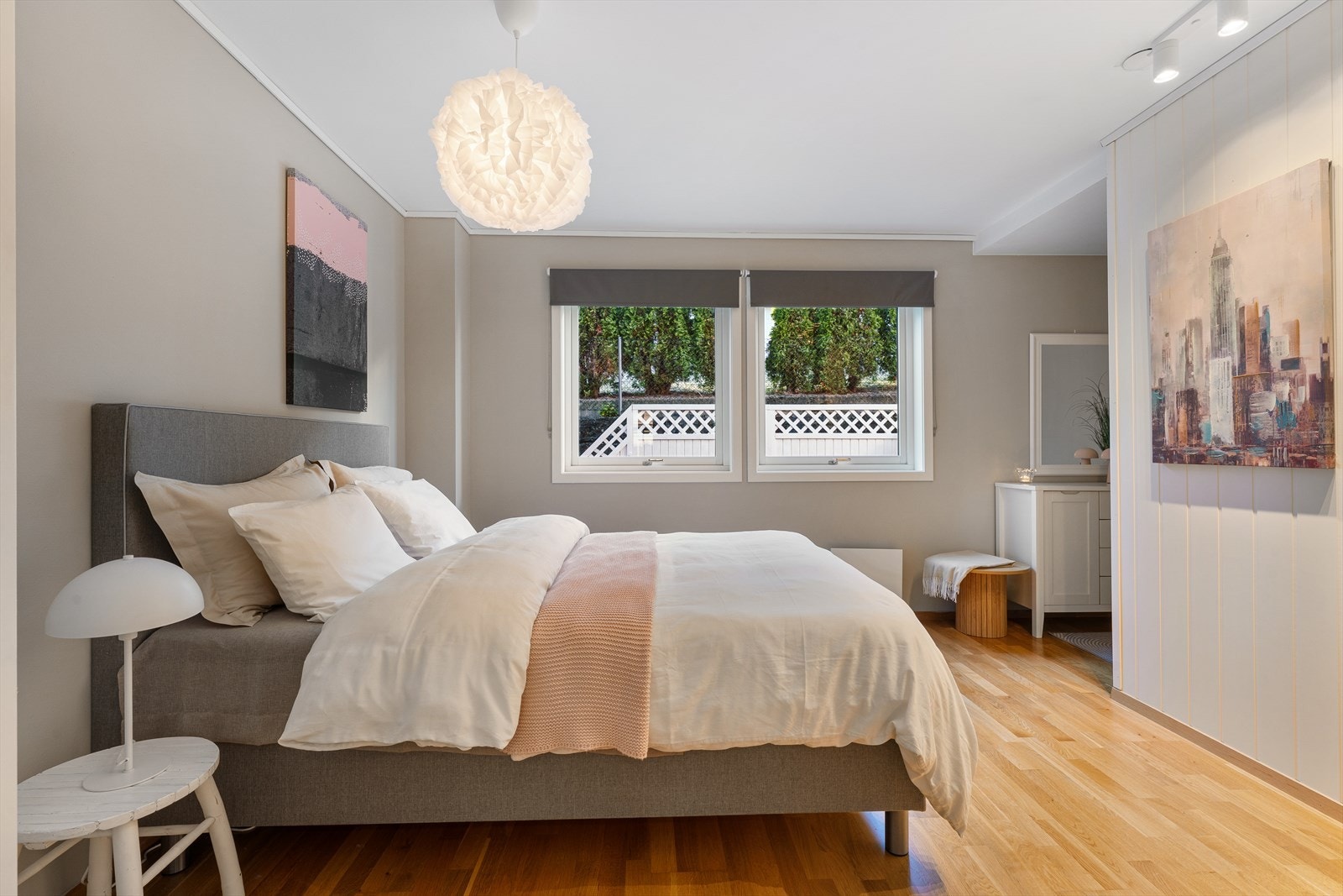 Rommet har adskilt areal med mulighet for garderobeløsning Galleribilde