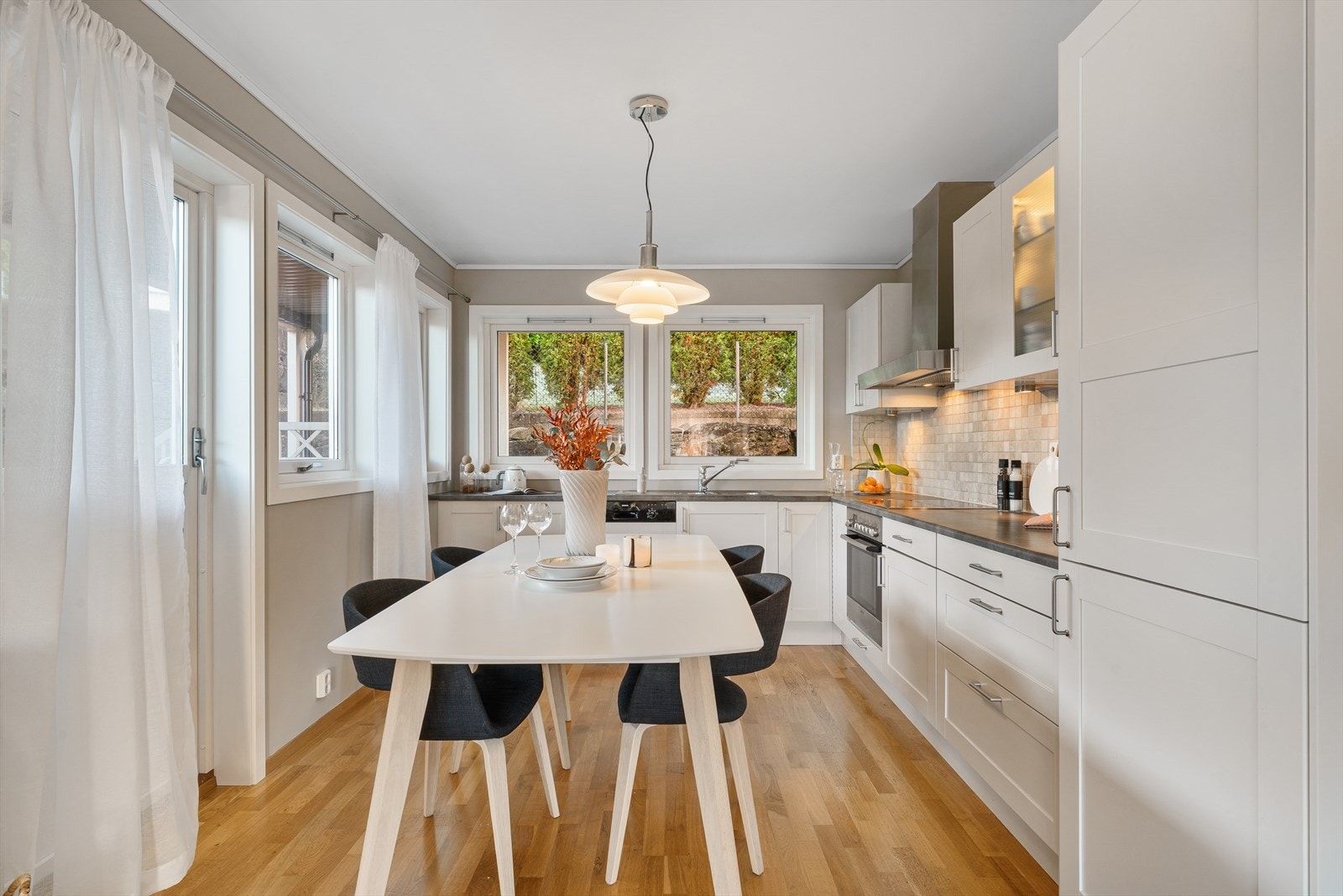 Lyst og tidløst kjøkken fra Signdal med god plass til spiseplass. Galleribilde