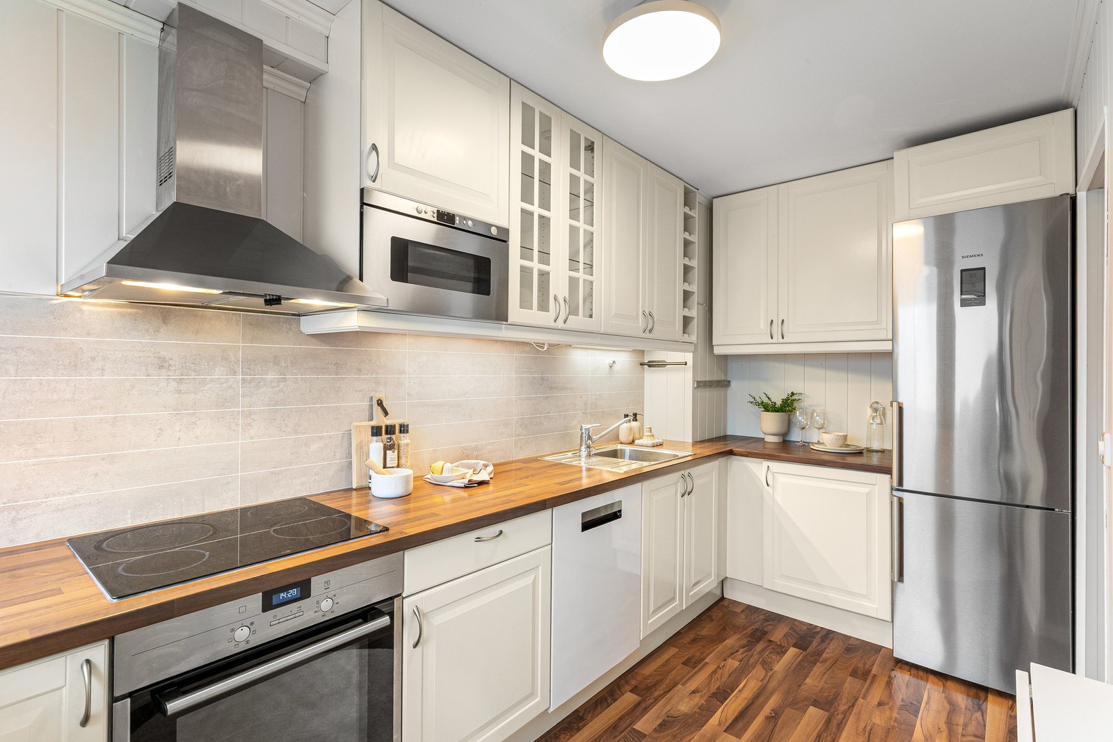 Kjøkkenet er romslig med god skap og benkeplass. Galleribilde