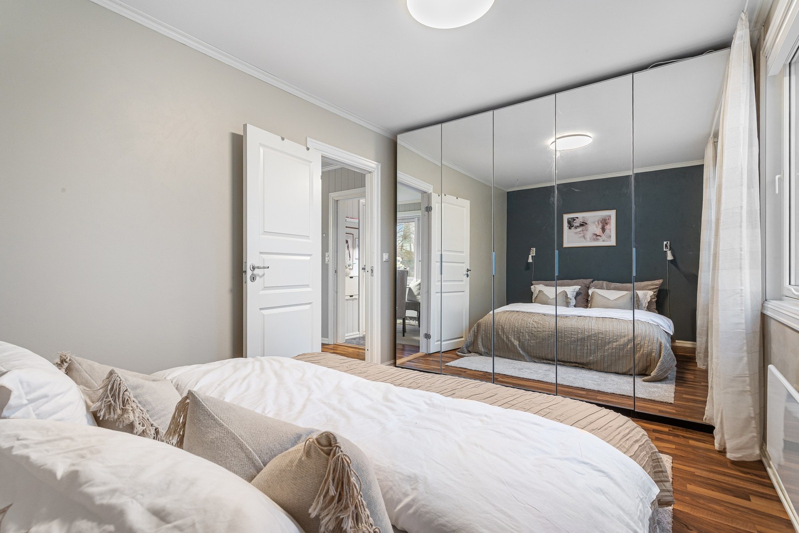 Hovedsoverom med romslig garderobe, som gir rikelig oppbevaringsplass. Galleribilde