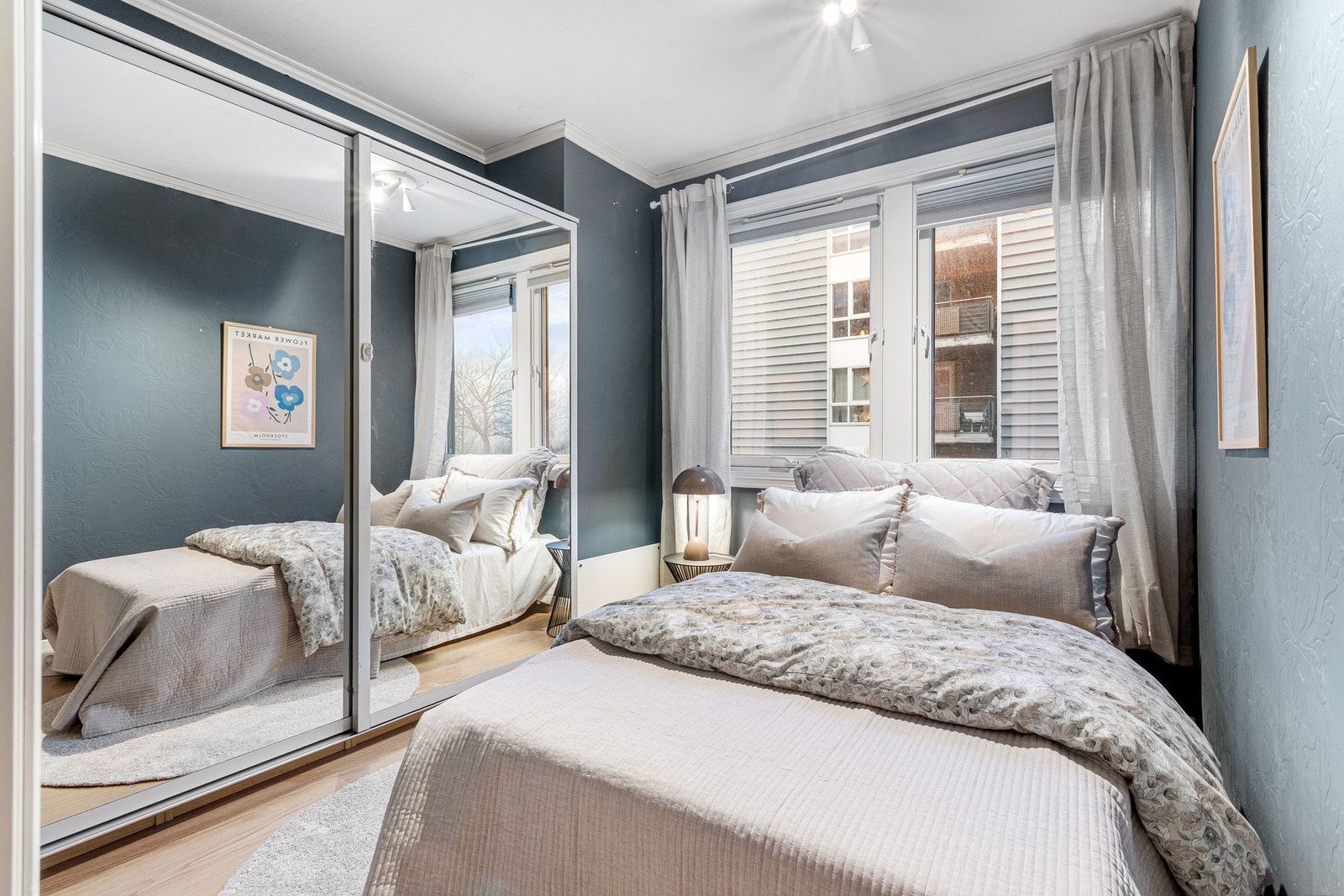 Pent innredet soverom to som egner seg godt som barnerom, gjesterom. Praktisk garderobe med speildører gir god oppbevaring. Galleribilde