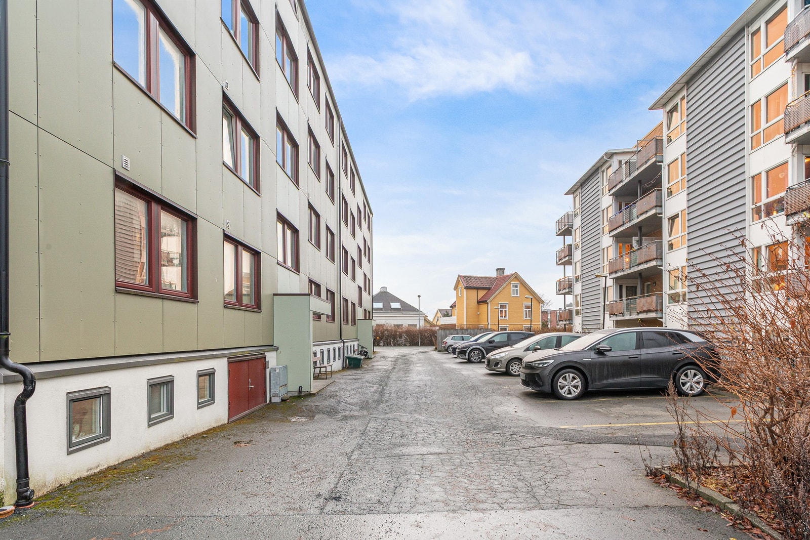 Borettslaget har 13 parkeringsplasser og tildeles etter ansiennitet. Galleribilde