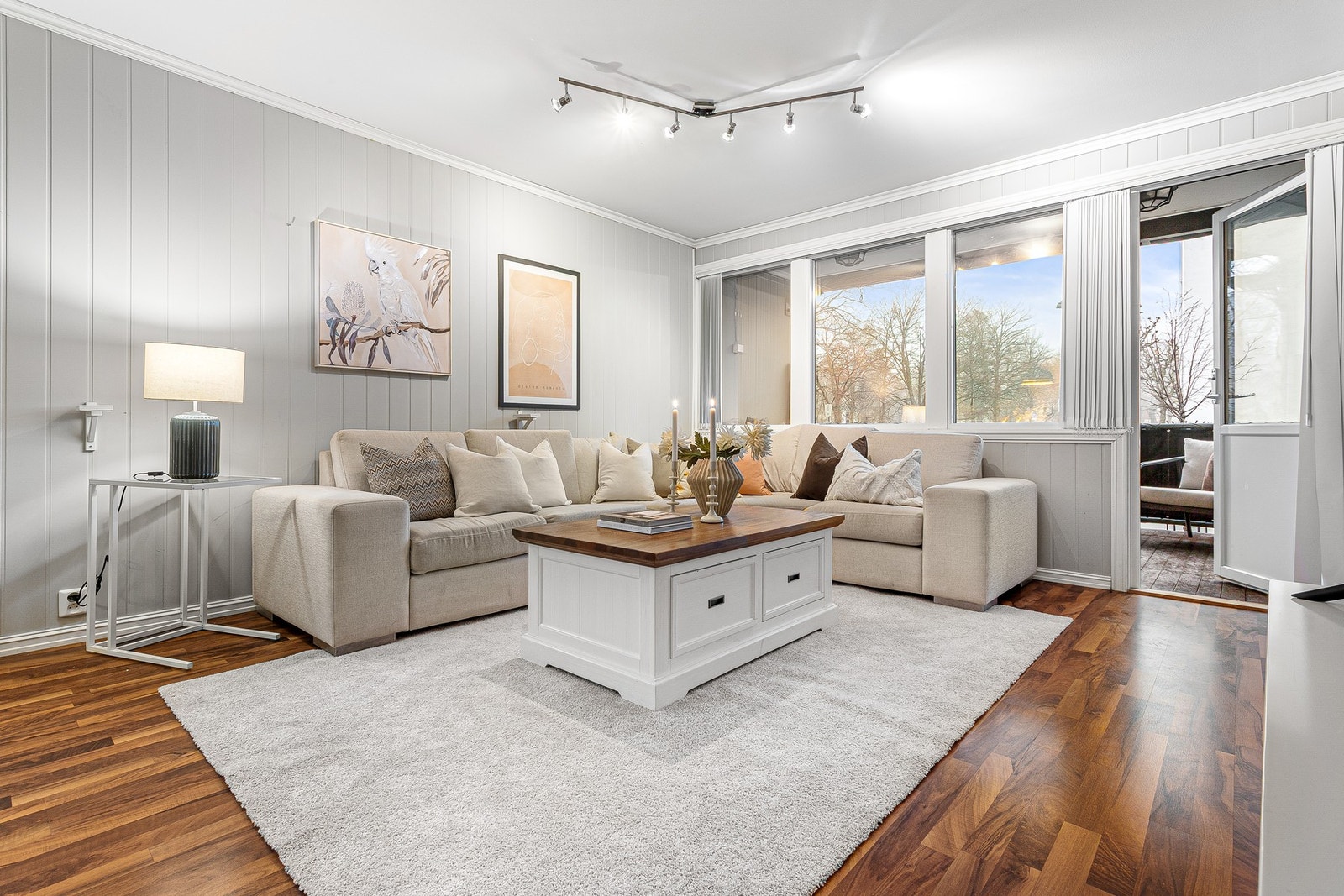 Stuen er på 28,5 m², med store vindusflater som gir godt med dagslys. Galleribilde