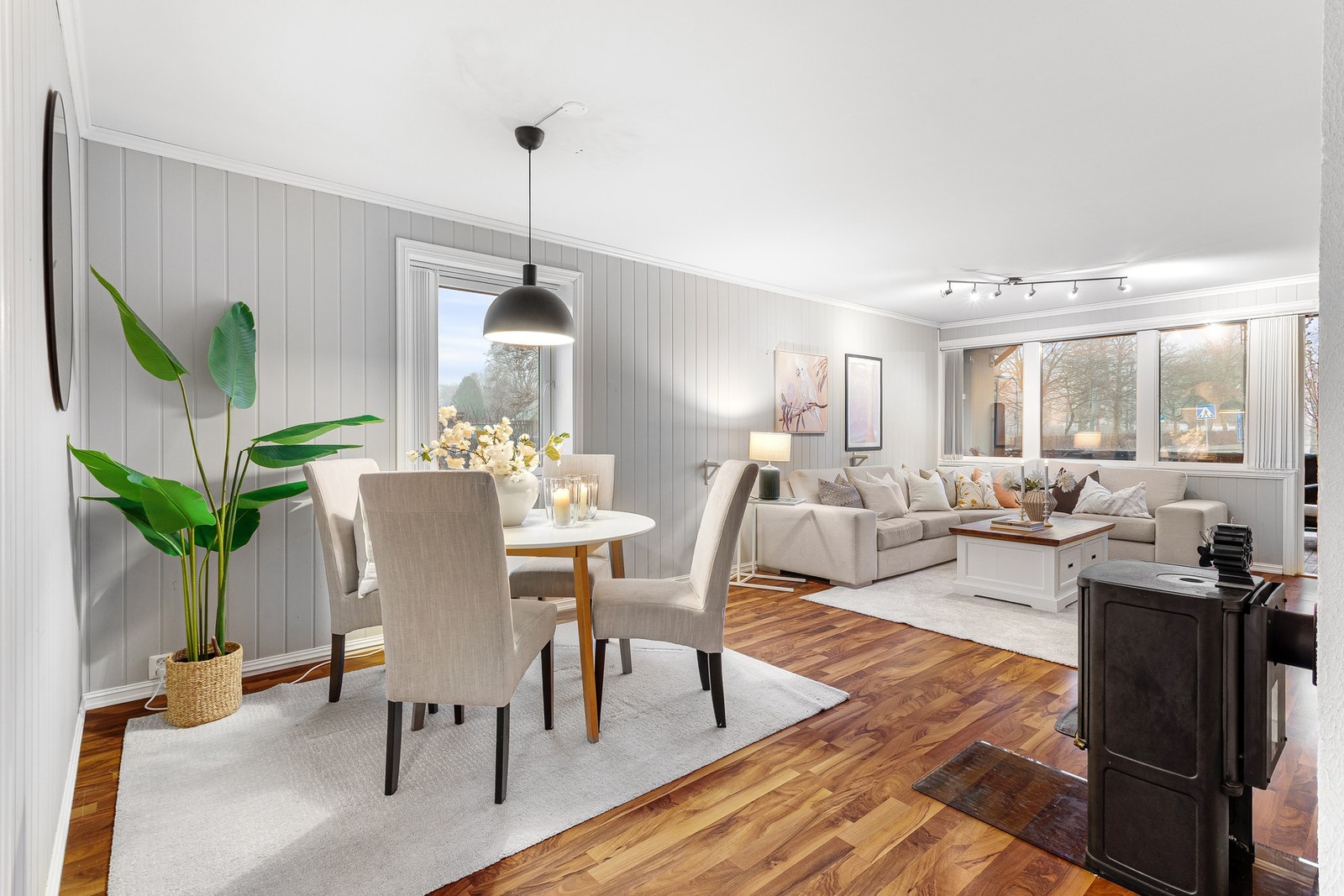 Spiseplass i åpen løsning mot stue, med god plass til spisebord og naturlig flyt mellom sonene. Galleribilde