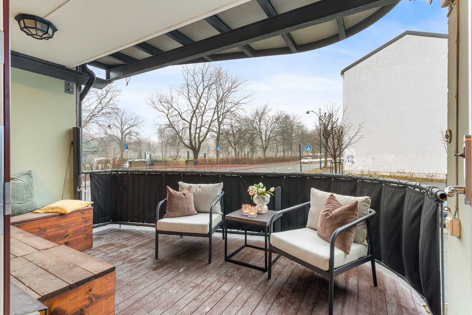 Fra stuen har man tilgang til romslig balkong med god plass til sittegruppe. Galleribilde