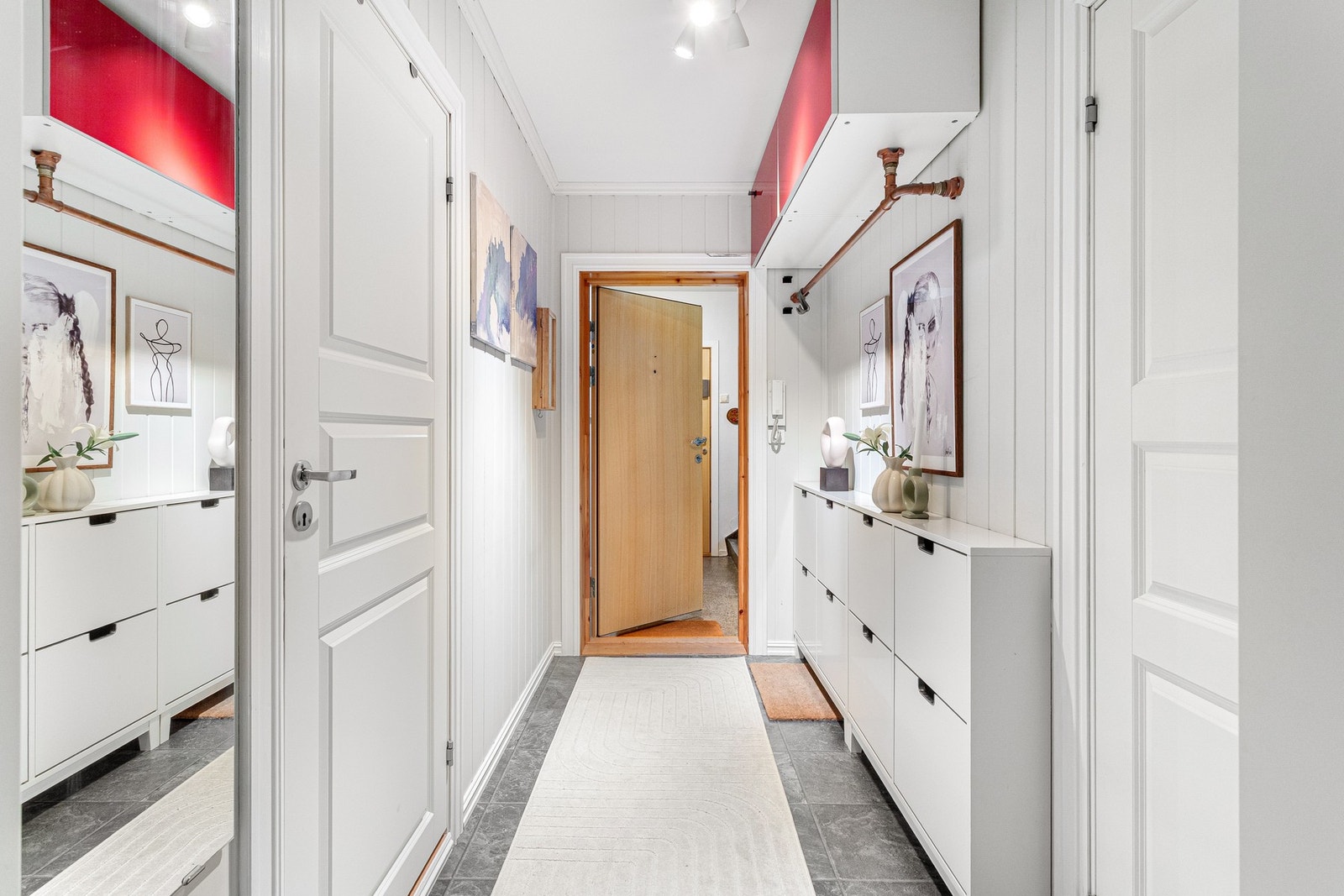 Lys og oversiktlig. Praktisk planløsning med enkel adkomst til boligens øvrige rom. Galleribilde