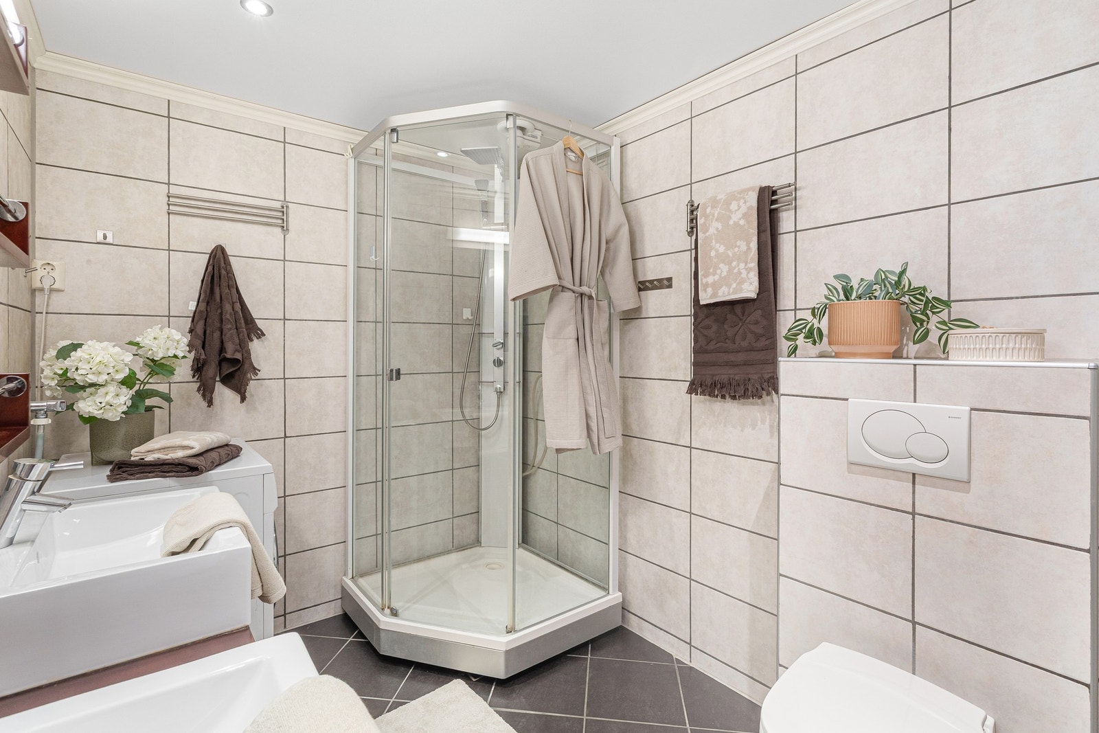 Badet er på 5,5 m² og har opplegg til vaskemaskin. Galleribilde