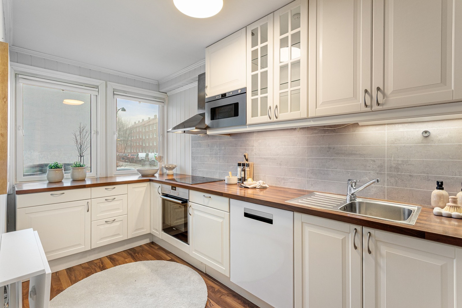 Lyst kjøkken med praktisk U-form og god benkeplass fra 2010. Galleribilde