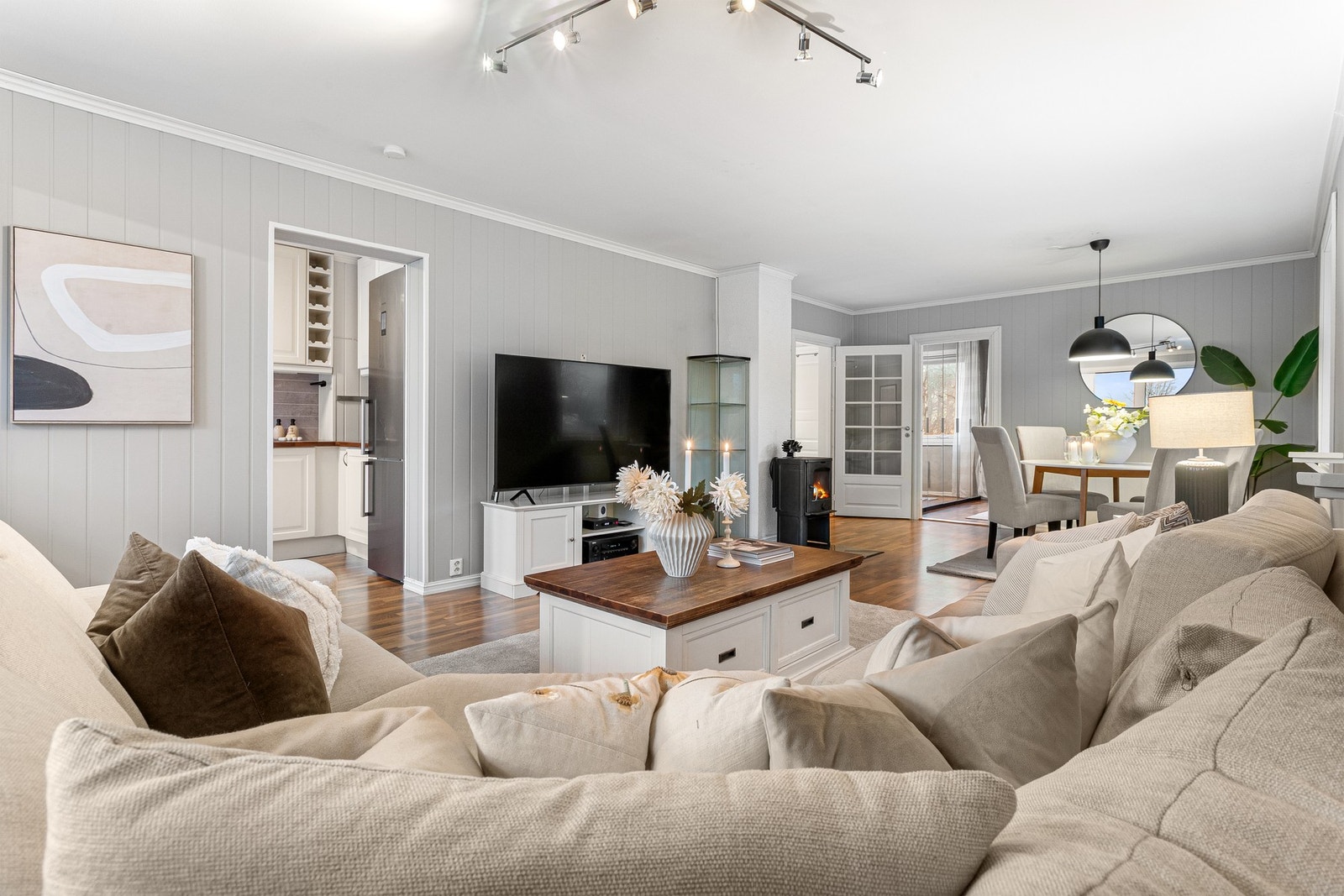 Stuen oppleves som luftig og romslig, med god plass til stor sofagruppe og tilhørende møbler. Galleribilde