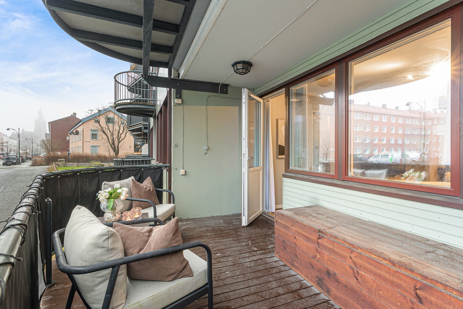 Balkongen er på 10 m². Ypperlig å benytte i sommerhalvåret. Galleribilde