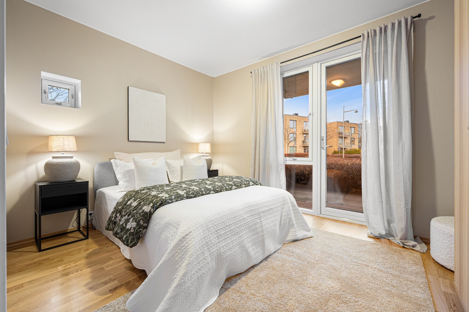 Lyst og romslig soverom med god plass til dobbeltseng og øvrig møblement. Galleribilde