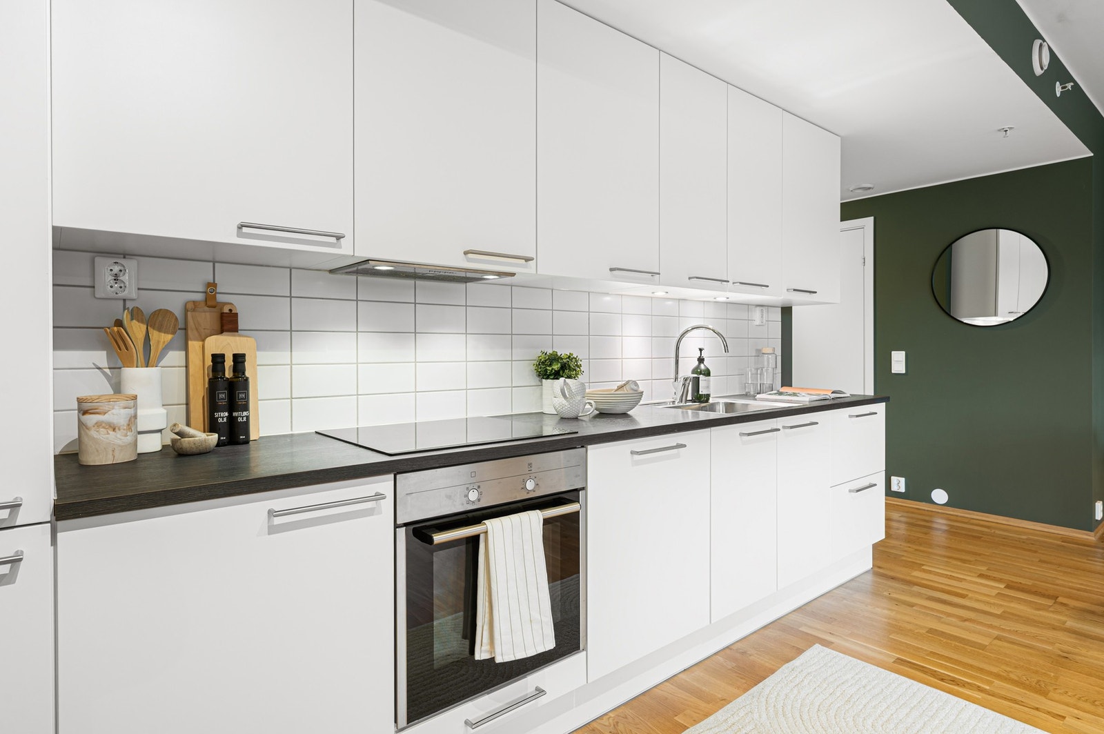 Laminert benkeplate, flislagt vegg og moderne innredning. Galleribilde