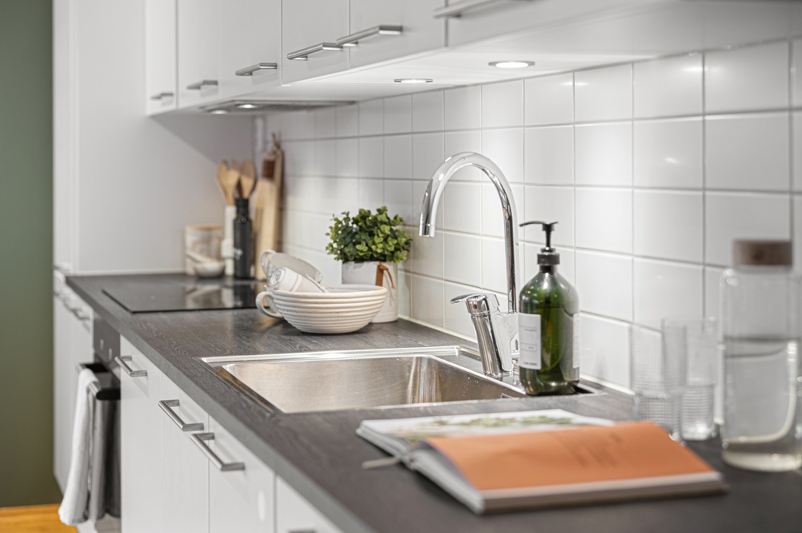 Kjøkkenet har god skap- og benkeplass. Galleribilde