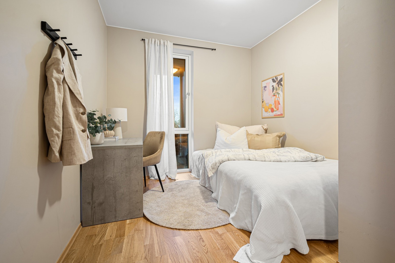 Soverom 2 med plass til seng, oppbevaring og liten arbeidsplass. Galleribilde