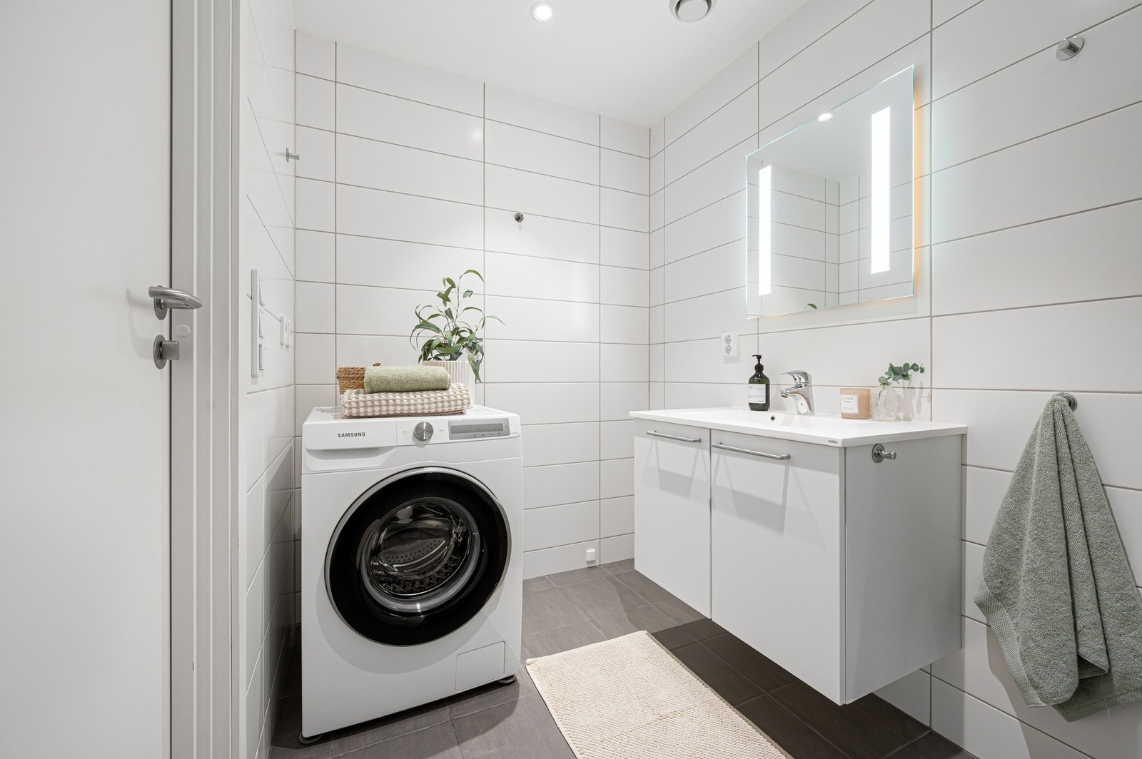 God plass til vaskemaskin og praktisk baderomsinnredning. Galleribilde