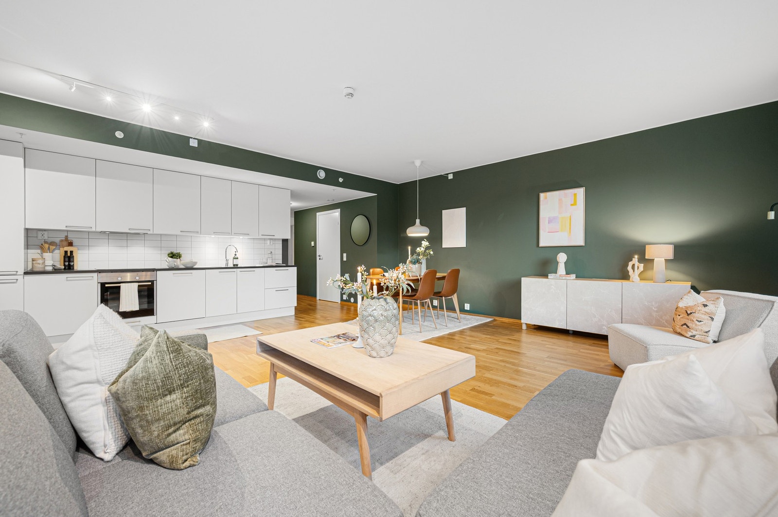 God oversikt over oppholdsrommet fra sofaguppen. Galleribilde