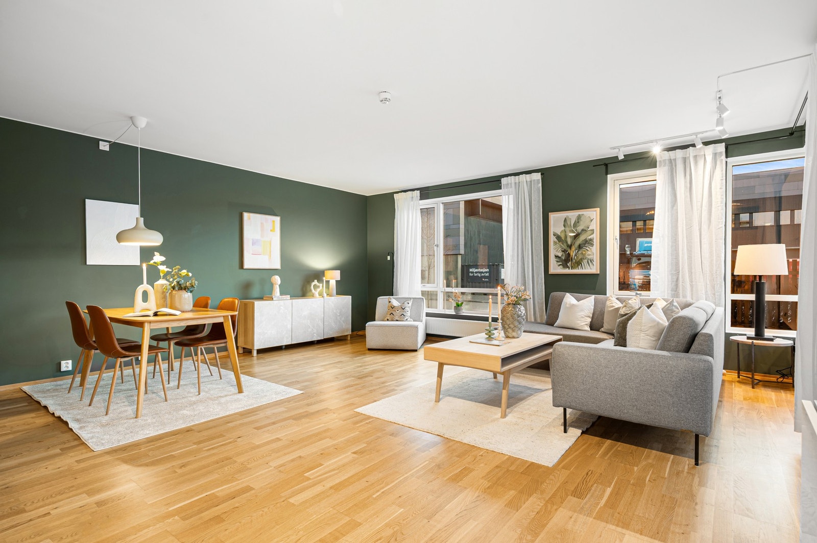 Romslig og innbydende stue med åpen løsning mot kjøkken og spiseplass. Galleribilde