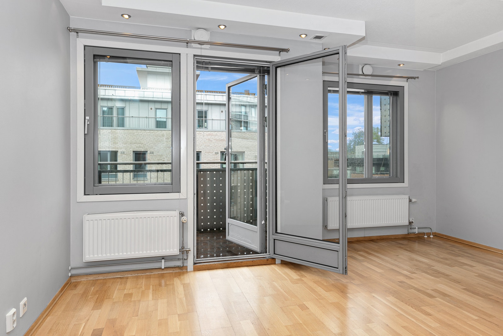 Fra stuen er det utgang til balkong. Galleribilde