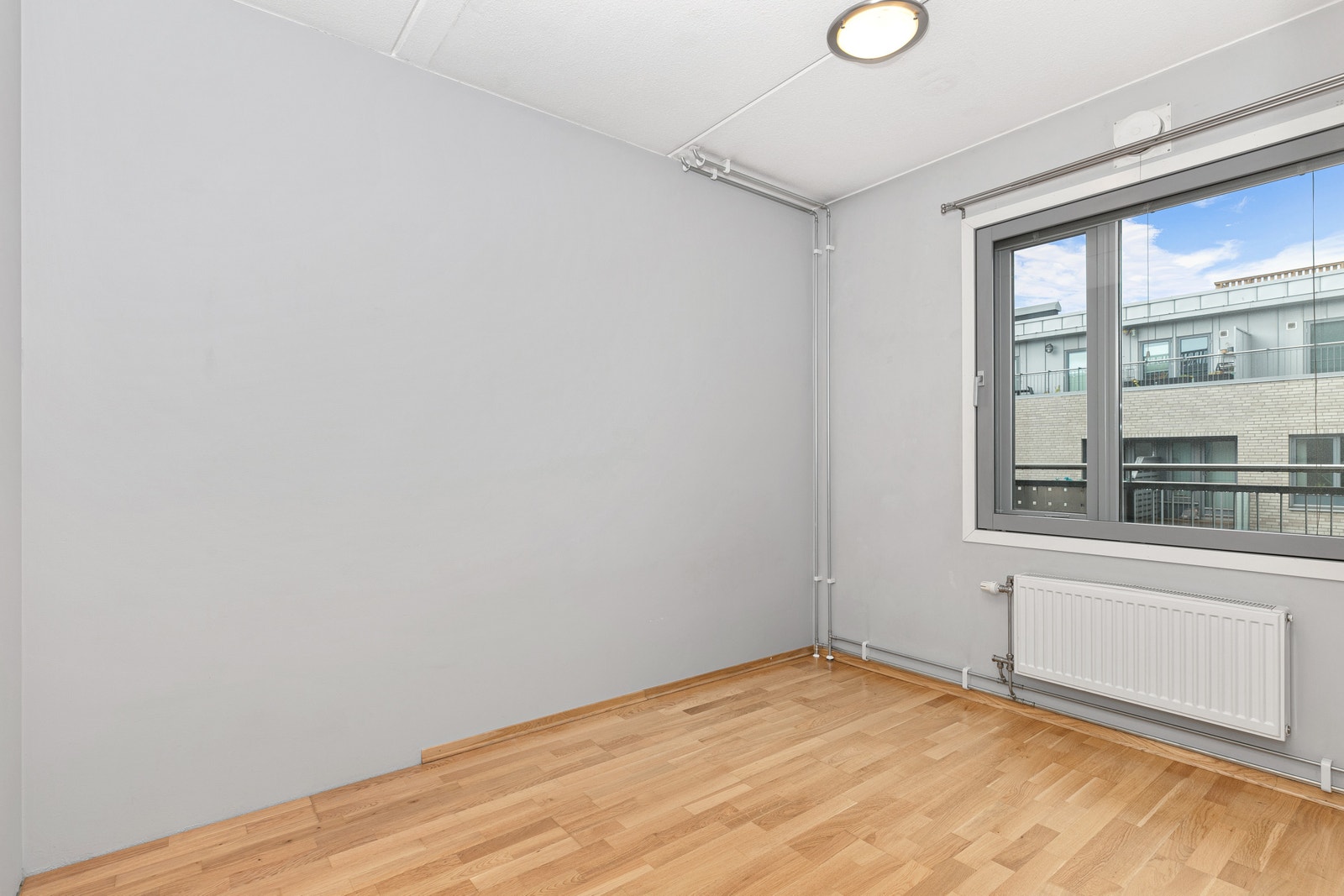 Soverom 2 med god plass til dobbeltseng og garderobeskap. Galleribilde