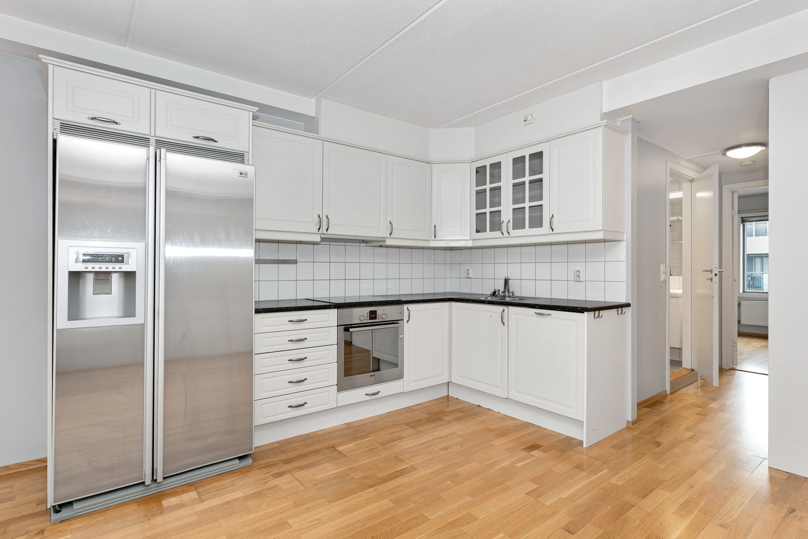 Det er godt med skap- og benkeplass på kjøkkenet. Galleribilde