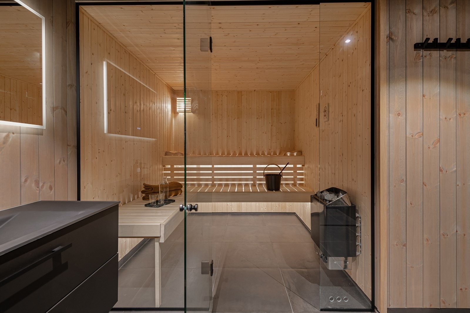 Hytten har romslig badstue, som er beliggende i underetasjen. Her er det deilig å tilbringe tid etter en lang dag ute i naturen! Galleribilde