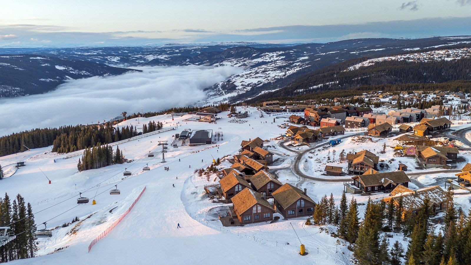 Fra hytta har man direkte adkomst til "alt" Hafjell har å by på: langrennsløypa/lysløypa på Mosetertoppen passerer ca. 250 meter nedenfor hytta og alpinbakken passerer rett på utsiden av nabohytta - enklere blir det ikke! Galleribilde