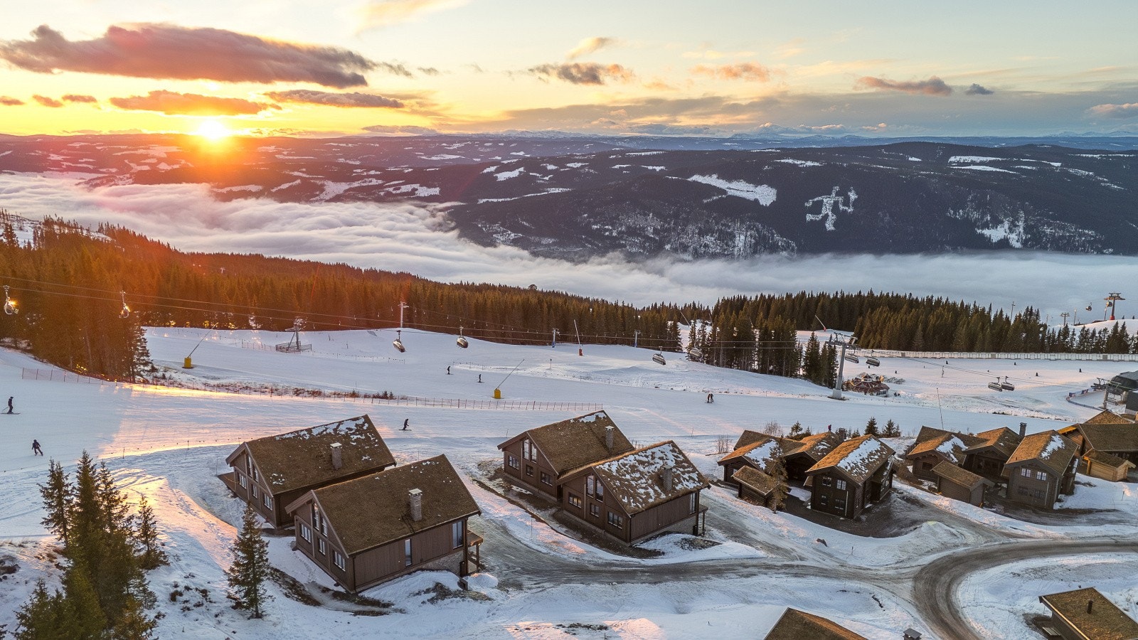 Tomten har en fantastisk og ettertraktet beliggenhet i et nyere og eksklusivt hyttefelt på Favntoppen / Mosetertoppen. Galleribilde