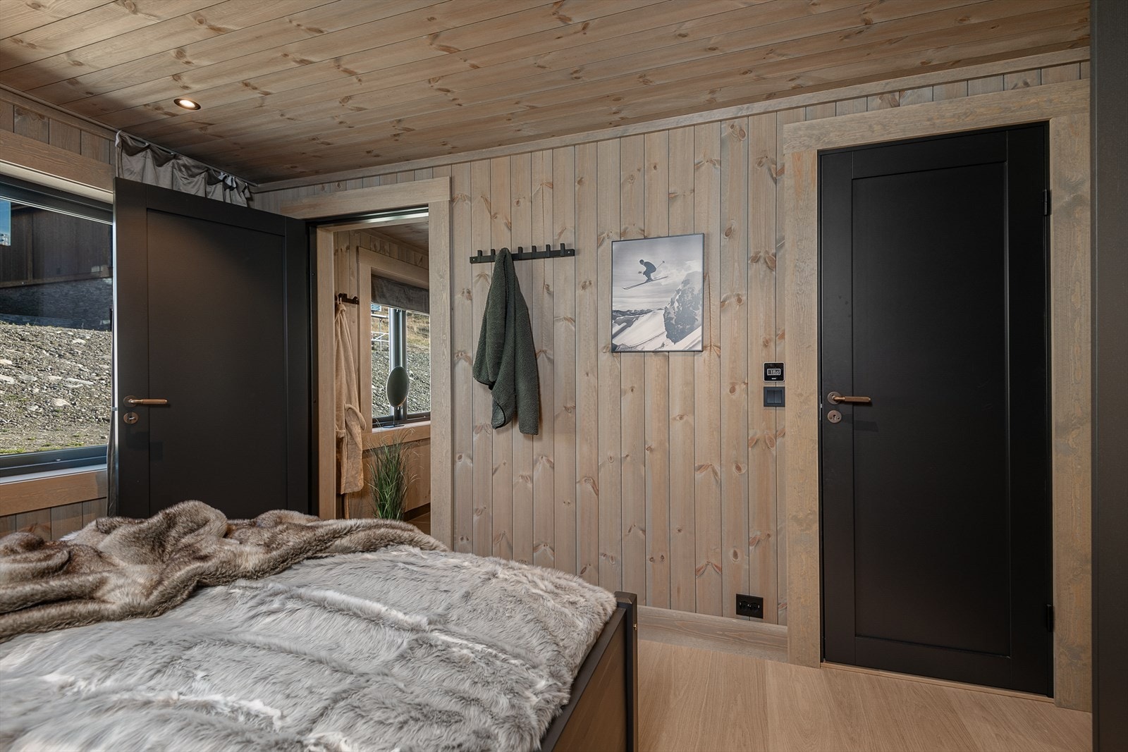 Begge soverommene i første etasje har direkte tilgang til hvert sitt bad. Galleribilde