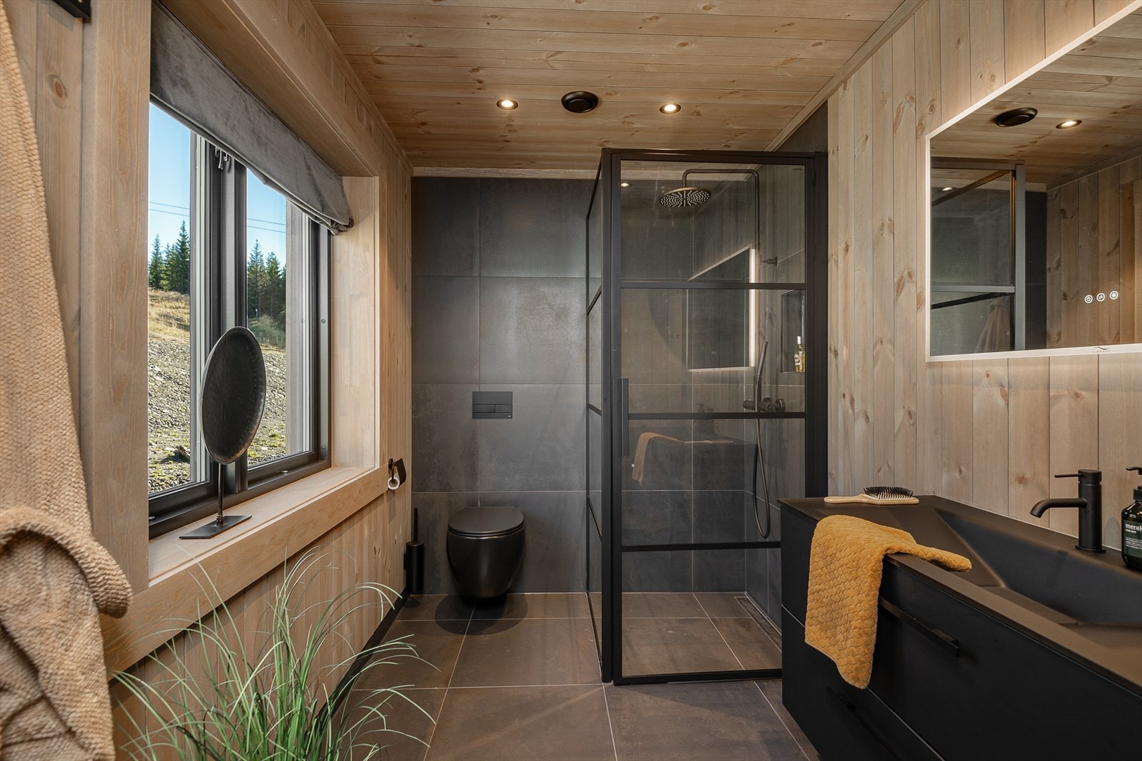 I hyttens første etasje er det to spabad, som ligger i tilknytning til soverommene. Begge badene er fliselagt på vegger og gulv. Videre er de utstyrt med servant, toalett og dusj. Galleribilde