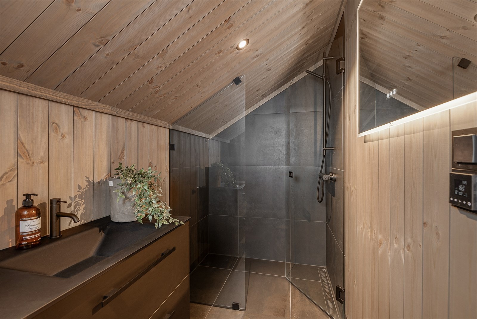 Det siste baderommet er beliggende på hemsen. Rommet er innredet med dusjhjørne, toalett, baderomsinnredning med servant og speil. Galleribilde