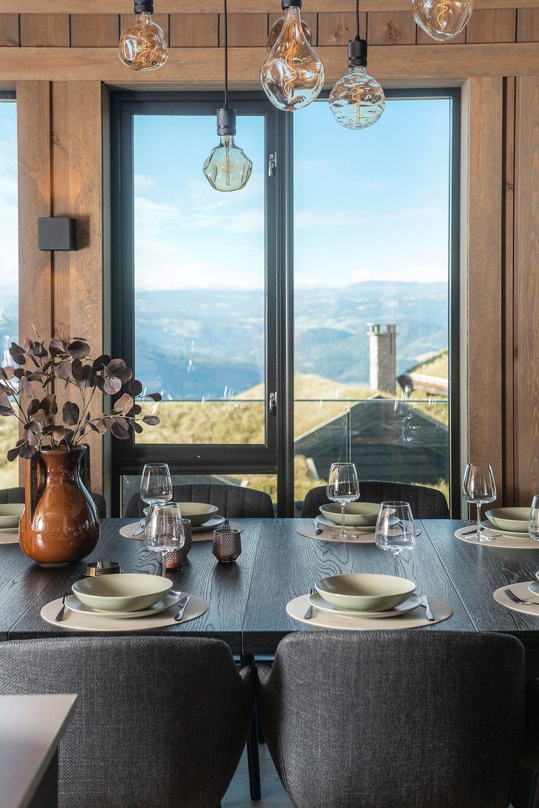 Dette er en lekker og innholdsrik Chalethytte med høy standard fra 2023, bygget med store vindusflater mot den unike utsikten og eksklusive materialvalg. Galleribilde