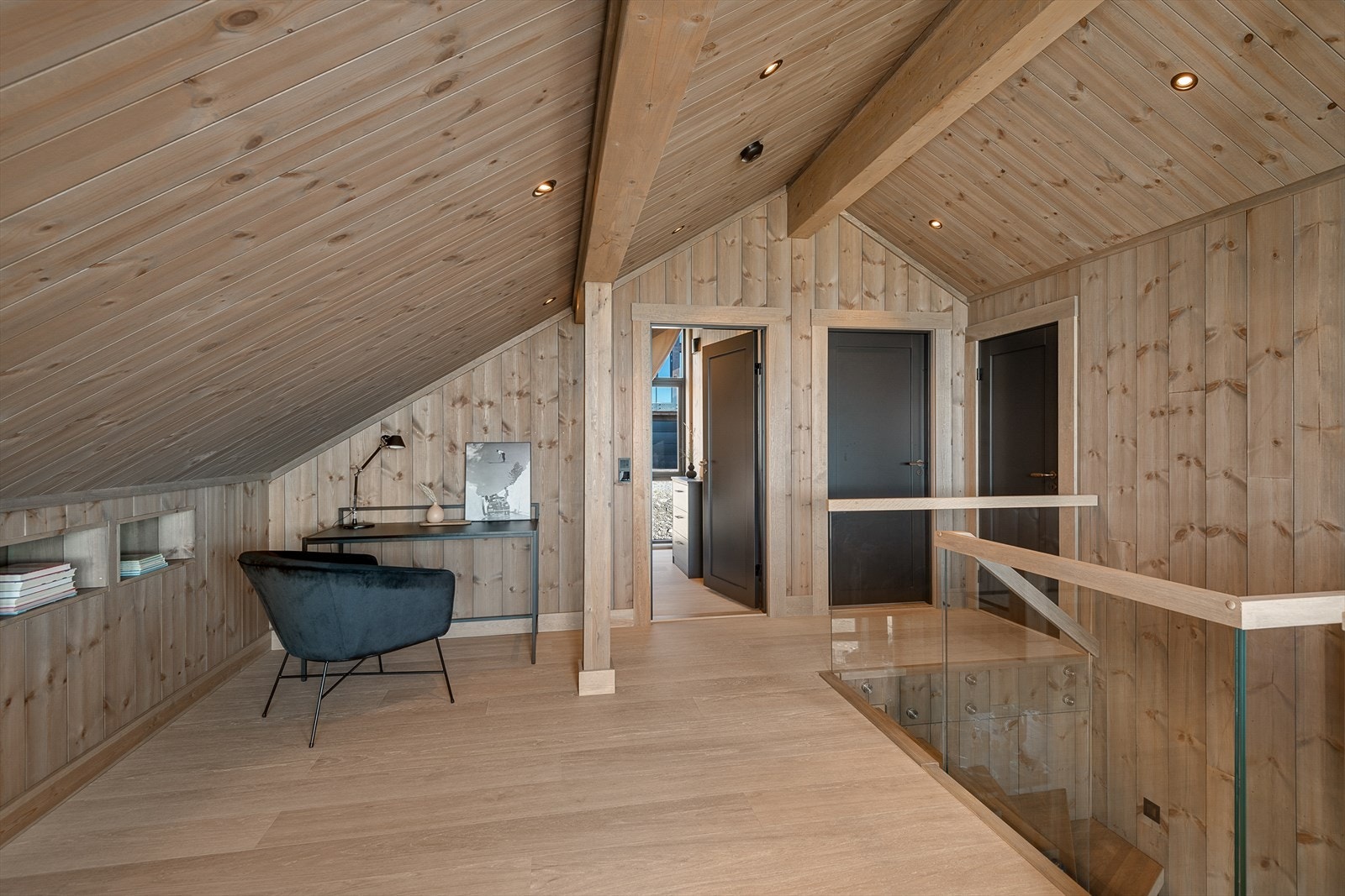 Det er god plass til hjemmekontor i loftsetasjen. Galleribilde