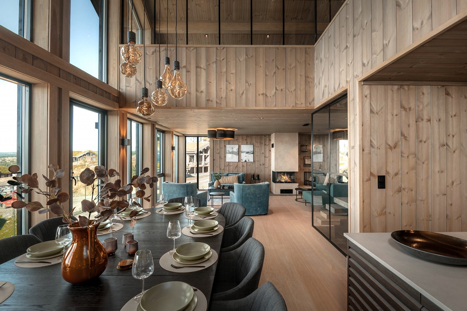 Hytten preges av god takhøyde som gir en god og luftig romfølelse med spisestuen. Galleribilde