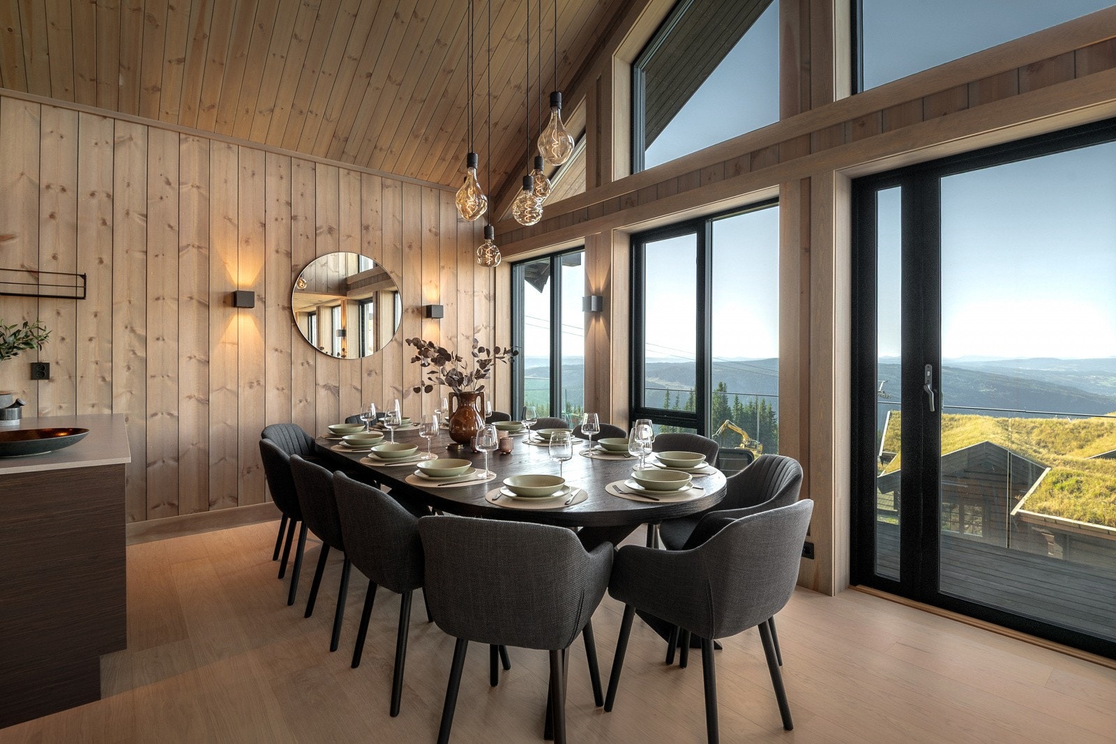 Hytten er lekker og innholdsrik Chalethytte med høy standard fra 2023, som er bygget med store vindusflater mot den unike utsikten og eksklusive materialvalg. Galleribilde