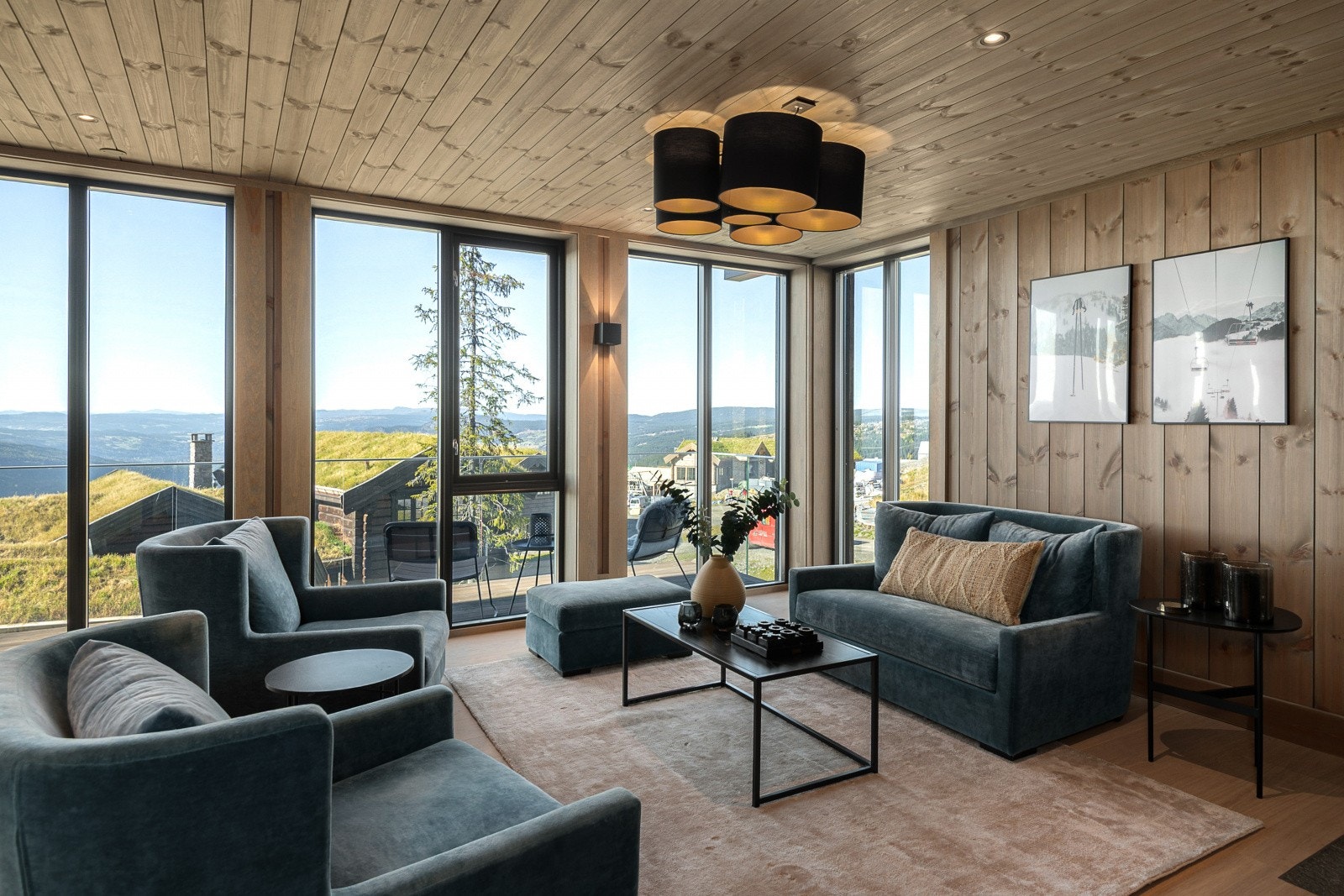 Gjennom vindusflatene har du en fantastisk utsikt. Vindusglassene har en film som begrenser innsyn. Galleribilde