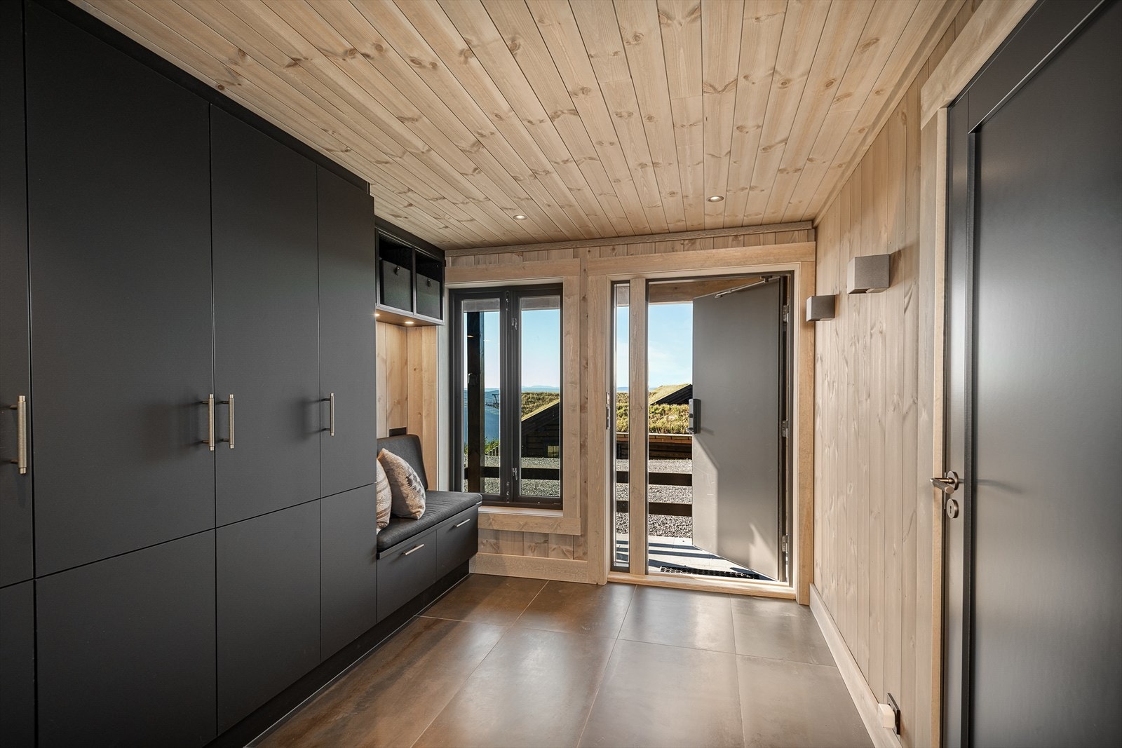 Velkommen inn - her ønskes du velkommen inn i lys entré med god plass til å henge fra deg klær. Plassbygd garderobe i rommet med rikelig skap- og skuffeplass. Galleribilde