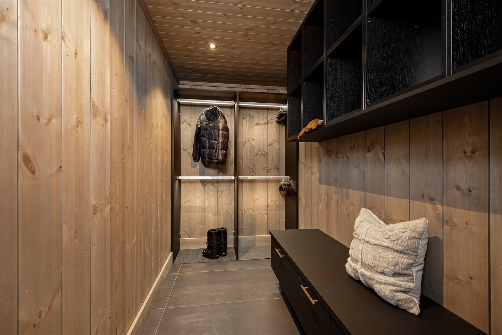 Hytten har et eget garderoberom som er svært praktisk for omkledning og lagring av skiklær og annet utstyr i plassbygd garderobe. Galleribilde