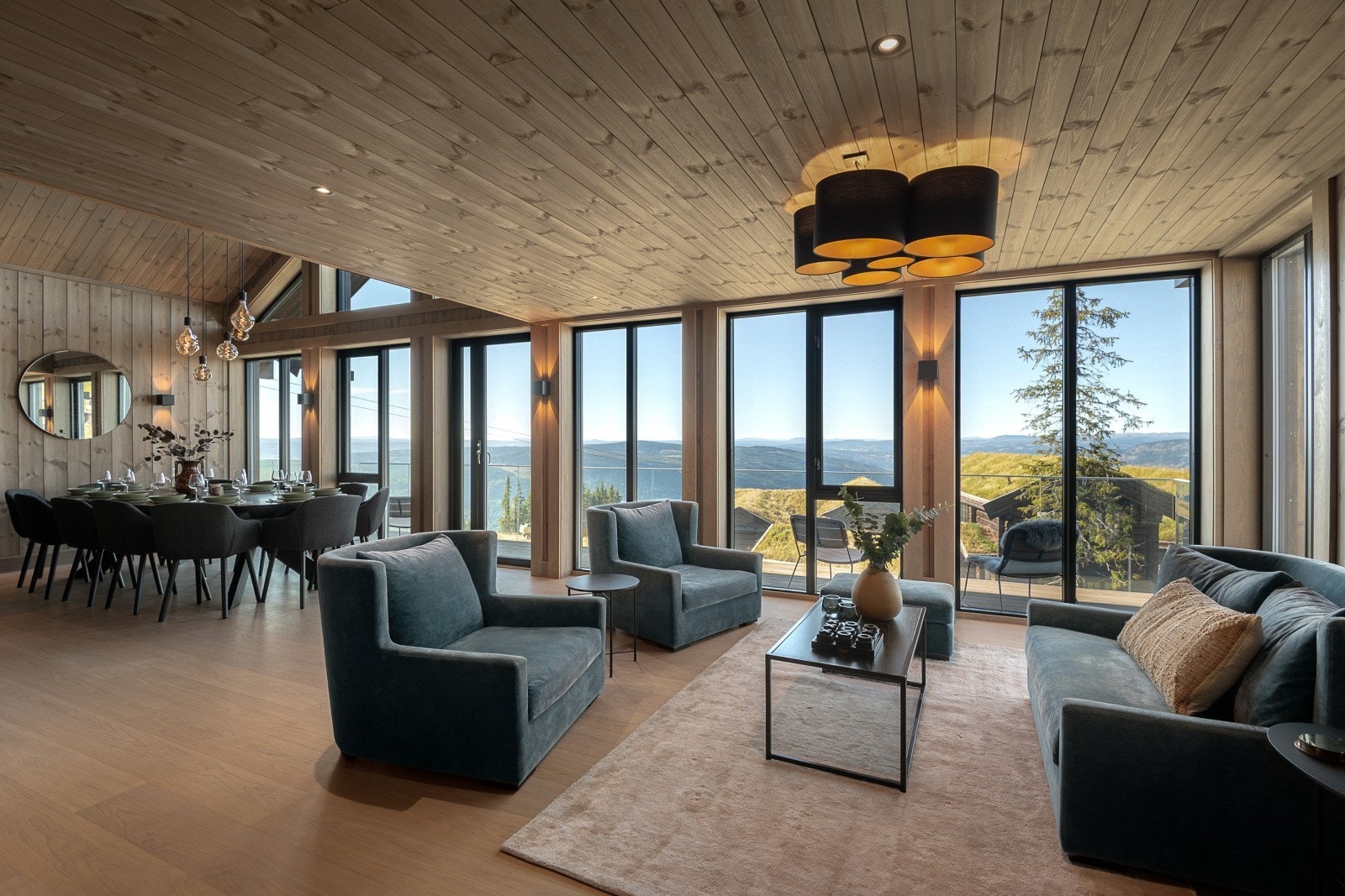 Stor og luftig stue og spisestue med åpen løsning mot kjøkkenet. Galleribilde