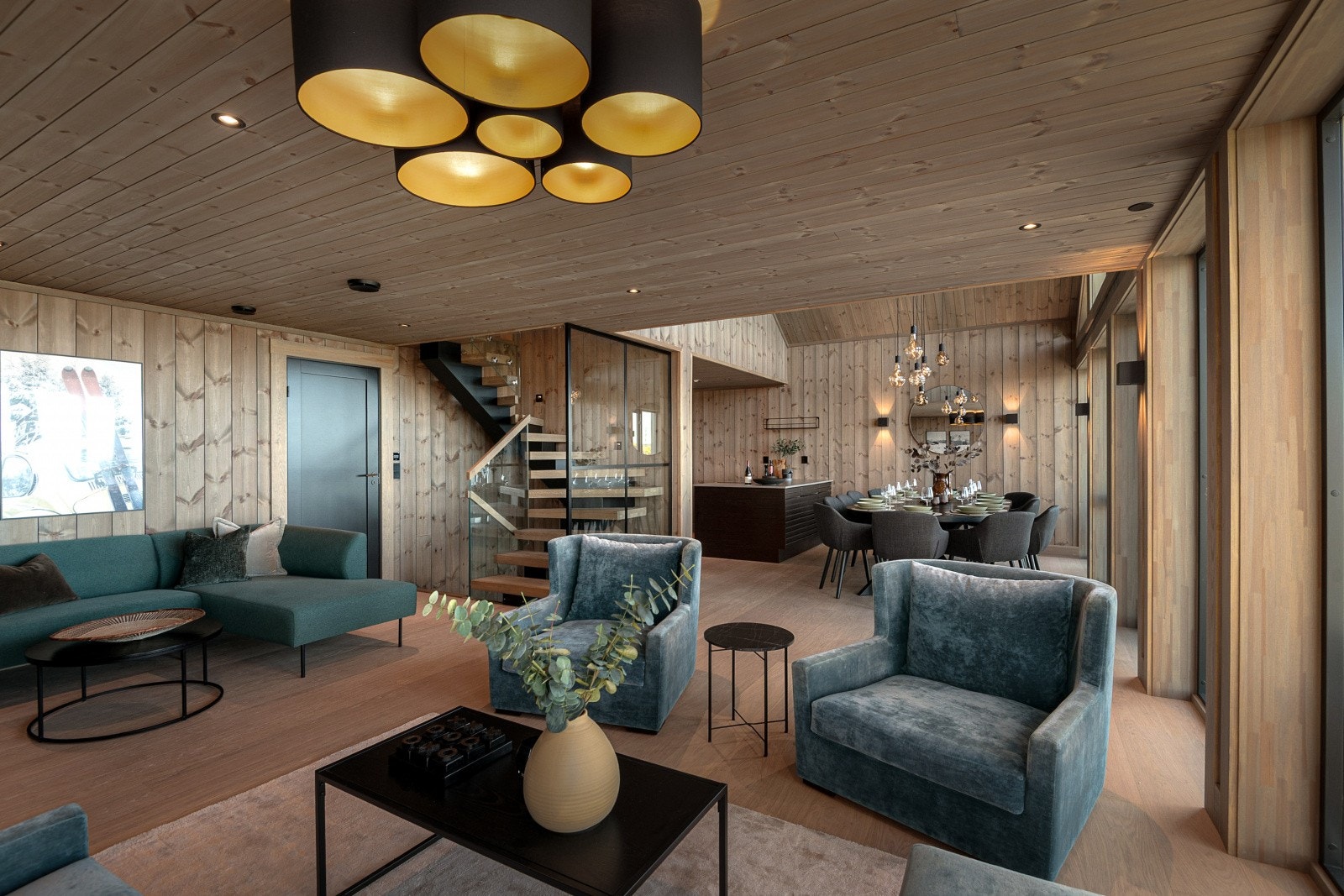 Kjøkkenet ligger i delvis åpning til stuen, som gjør rommet mer sosialt ved besøk. Galleribilde